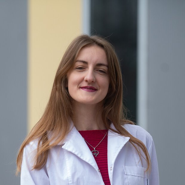 clarincom's tweet photo. SALIÓ DE LA POBREZA EXTREMA Y AHORA INVESTIGA CÓMO DETECTAR ANTES EL PARKINSON

Cristina Weber, de 27 años, nació en Colonia Aurora, Misiones, en una familia de ocho hermanos que sobrevivía de la cosecha de tabaco. Sin ducha en su casa, caminando 8 kilómetros hasta la escuela y con un padre que quiso sacarla del secundario para que trabajara en la plantación, se convirtió en la primera universitaria de su familia. Hoy es becaria doctoral del Conicet en Mendoza, donde investiga biomarcadores para la detección temprana del Parkinson.

Testimonios de Cristina Weber

"Siempre soñé con salir de la chacra. Veía el sufrimiento que hacía mi familia."

"Soy la sexta de ocho hermanos. Mi papá es productor tabacalero y mi mamá, ama de casa. Soñaba con estudiar, con tener una profesión que me permita darle una mejor vida a mi familia. No tener que depender de la huerta, porque cuando había una mala cosecha no teníamos ni para comer."

"Nos levantábamos a las 5 de la mañana para limpiar los corrales y obtener la leche para desayunar. El baño estaba afuera y no teníamos ducha. Nos bañábamos con un balde y para lavarnos el pelo usábamos grasa de cerdo porque no había dinero para comprar champú."

"No podía desaprovechar la oportunidad de estudiar una carrera que me diera recursos económicos para ayudar a mi familia con algo tan básico como comprar remedios o un tratamiento médico."

"Cada vez que alcanzo la cima de un cerro y veo la belleza del paisaje, siento plena felicidad. Vuelvo a sentir que todo esfuerzo vale la pena y que al final, hay recompensa."

(+) en Clarin: https://t.co/cYdlAJO3Fr