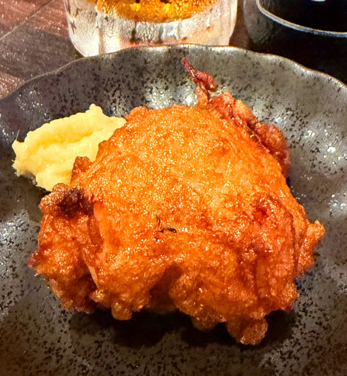 1000bero_net's tweet photo. 高円寺に熱海をコンセプトにした立ち飲みがオープンしてた。揚げたてのイカメンチ（380円）がうまい。 https://t.co/ZEKvNeuvy4