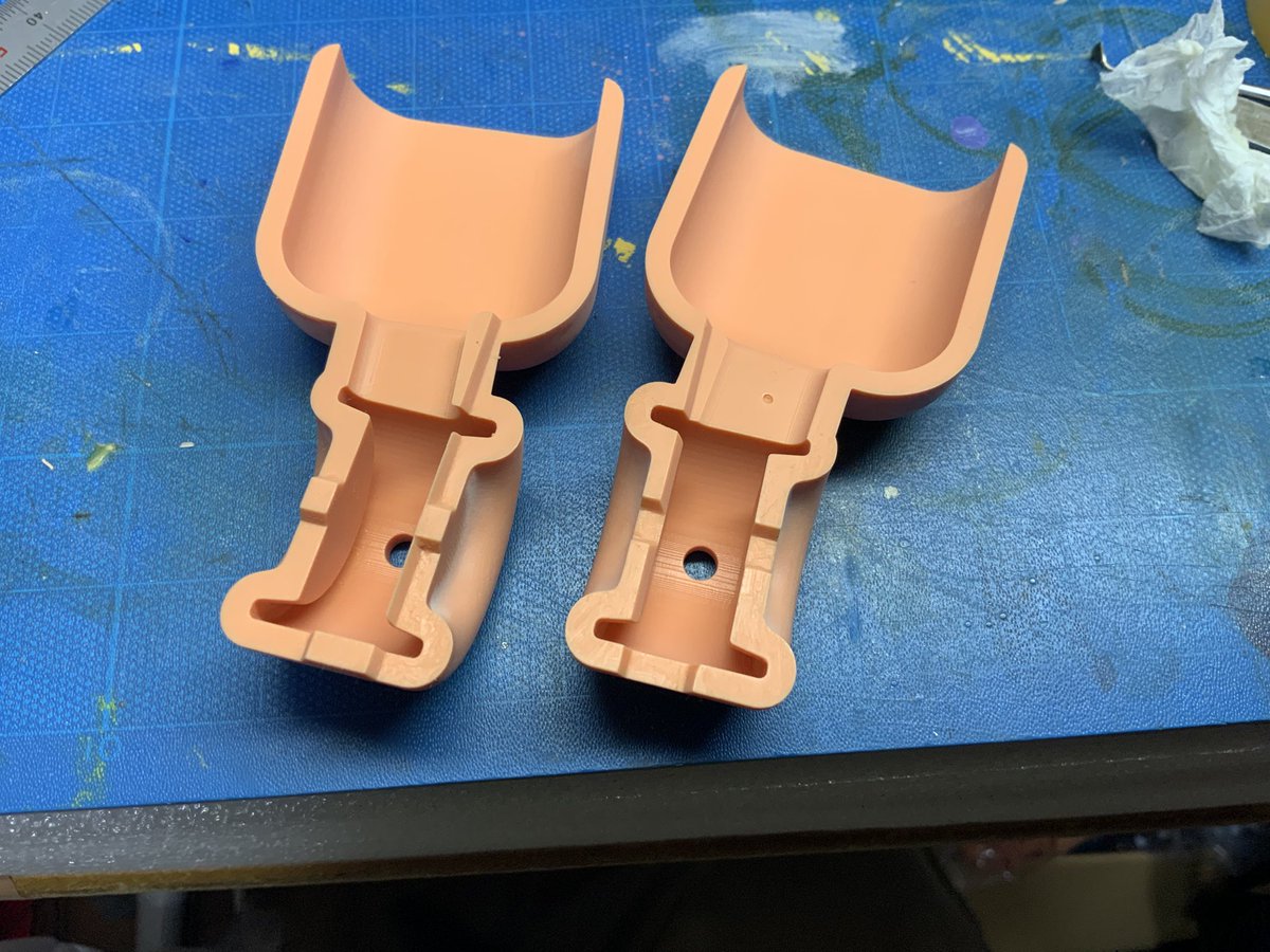 nashinokiya's tweet photo. 失敗してもダメージの少ない物から注型してみました。
半分寝ながらデータ作ってたので型の分割方向間違えてる…
普段は真空脱泡してますが、今回は小さい型なので加圧。
割り出しが大変だったけど成功しました。 https://t.co/6XxO7X1Vjj