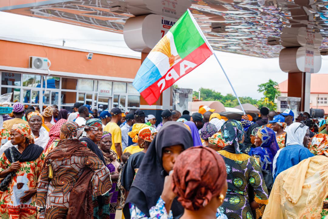 ninoroyals's tweet photo. Governor AbdulRahman AbdulRazaq and Kwara APC candidates and stakeholders are showing workings. See crowd na!

#kwaraNdupe
#SYDforGovernor https://t.co/BryKne5MEM
