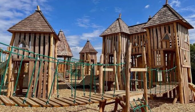 Emilyevhs's tweet photo. This style of playground is huge across the UK and Europe right now. The idea is โrisky playโ โ letting kids explore, get a little muddy, take small risks, and build confidence without adults hovering every second
#europe #playground #riskyplay #adventureplace #adventure https://t.co/aMzcniDvQ5
