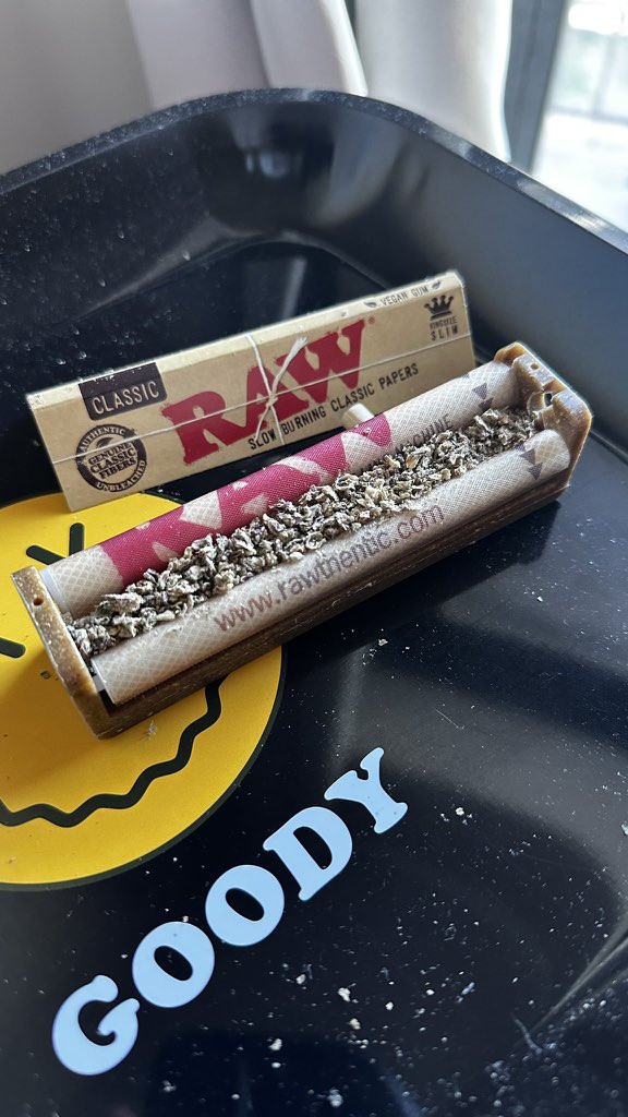 Uwhe_P's tweet photo. Have you used one of these to roll a joint before? https://t.co/VIpup4xeEf