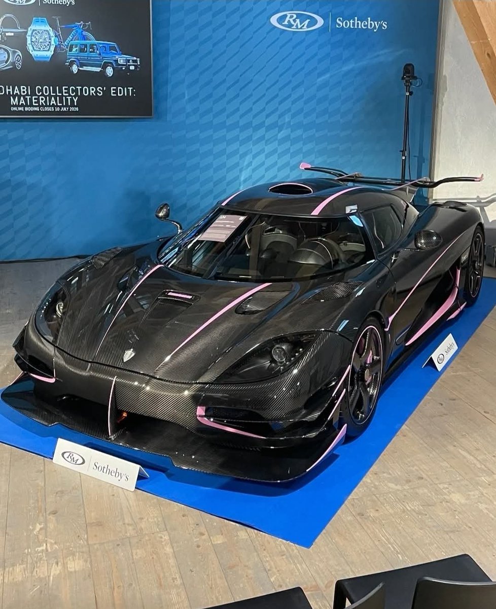DinanNegrete's tweet photo. 🚨💰 ¡EL KOENIGSEGG QUE DESAPARECIÓ EN MÓNACO HOY SE VENDIO POR UNA CIFRA MILLONARIA!

Este Koenigsegg One:1 ocupó titulares en todo el mundo tras desaparecer en Mónaco, provocando una búsqueda internacional en la que participaron Interpol y las autoridades alemanas. Hoy, el mismo hiperdeportivo volvió a ser noticia, pero por una razón muy distinta: RM Sotheby's lo subastó por más de 8.7 millones de dólares, sin añadir impuestos.

El One:1 es una auténtica leyenda dentro de Koenigsegg. De este modelo se fabricaron únicamente seis ejemplares para clientes (además del prototipo de desarrollo) y fue el primer automóvil de producción en alcanzar una relación de un caballo de fuerza por cada kilogramo de peso, motivo por el que Christian von Koenigsegg lo bautizó como el primer "Megacar" del mundo. Su V8 biturbo de 5.0 litros desarrolla 1,360 hp, suficientes para convertirlo en uno de los hiperdeportivos más revolucionarios de la historia.

Con apenas 4,233 kilómetros recorridos, carrocería de fibra de carbono expuesta con detalles en China Pink y un historial tan extraordinario como polémico, este One:1 ya era considerado uno de los Koenigsegg más famosos del mundo incluso antes de llegar al bloque de subastas.