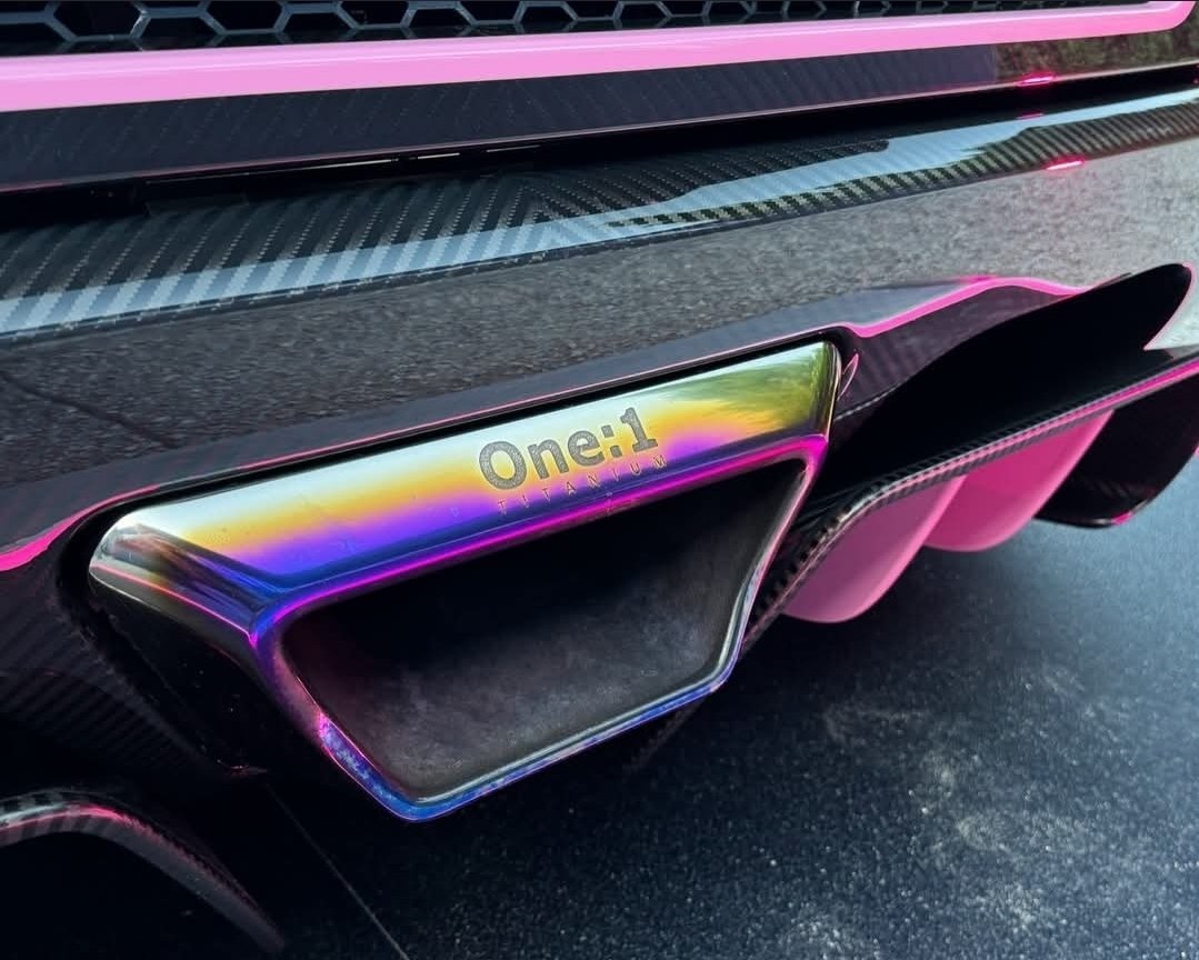 DinanNegrete's tweet photo. 🚨💰 ¡EL KOENIGSEGG QUE DESAPARECIÓ EN MÓNACO HOY SE VENDIO POR UNA CIFRA MILLONARIA!

Este Koenigsegg One:1 ocupó titulares en todo el mundo tras desaparecer en Mónaco, provocando una búsqueda internacional en la que participaron Interpol y las autoridades alemanas. Hoy, el mismo hiperdeportivo volvió a ser noticia, pero por una razón muy distinta: RM Sotheby's lo subastó por más de 8.7 millones de dólares, sin añadir impuestos.

El One:1 es una auténtica leyenda dentro de Koenigsegg. De este modelo se fabricaron únicamente seis ejemplares para clientes (además del prototipo de desarrollo) y fue el primer automóvil de producción en alcanzar una relación de un caballo de fuerza por cada kilogramo de peso, motivo por el que Christian von Koenigsegg lo bautizó como el primer "Megacar" del mundo. Su V8 biturbo de 5.0 litros desarrolla 1,360 hp, suficientes para convertirlo en uno de los hiperdeportivos más revolucionarios de la historia.

Con apenas 4,233 kilómetros recorridos, carrocería de fibra de carbono expuesta con detalles en China Pink y un historial tan extraordinario como polémico, este One:1 ya era considerado uno de los Koenigsegg más famosos del mundo incluso antes de llegar al bloque de subastas.
