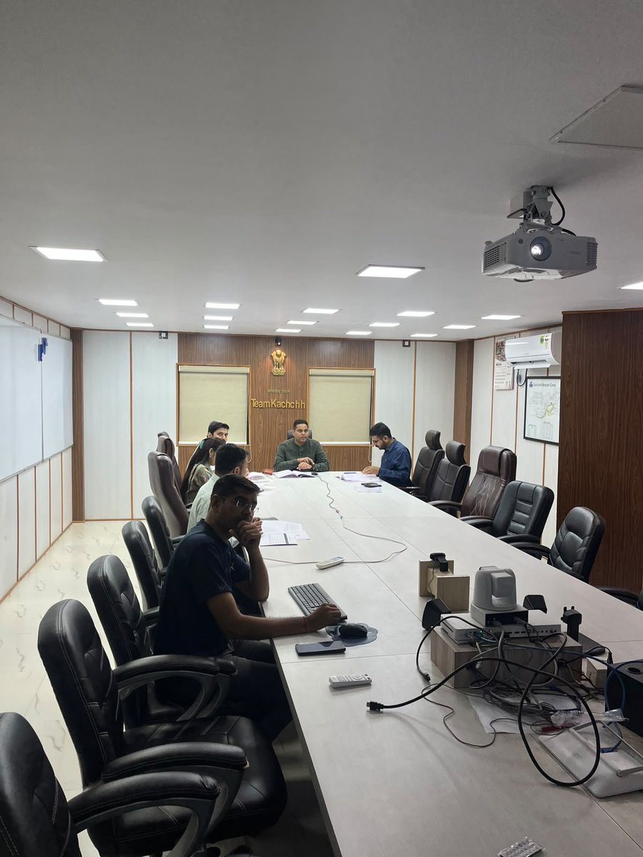 collectorkut's tweet photo. આજરોજ તમામ પ્રાંત અધિકારીશ્રીઓ, મામલતદારશ્રીઓ સાથે ઈ-ધરા કેન્દ્ર ખાતે દાખલ થતી વેચાણની નોંધોનો સમયમર્યાદામાં નિકાલ કરવા વીડિયો કોન્ફરન્સ યોજી માર્ગદર્શન આપ્યું.
@CMOGuj @sanghaviharsh @MLASanjaysinh @revenuegujarat @InfoGujarat @infokutchgog https://t.co/fu81lXVop7