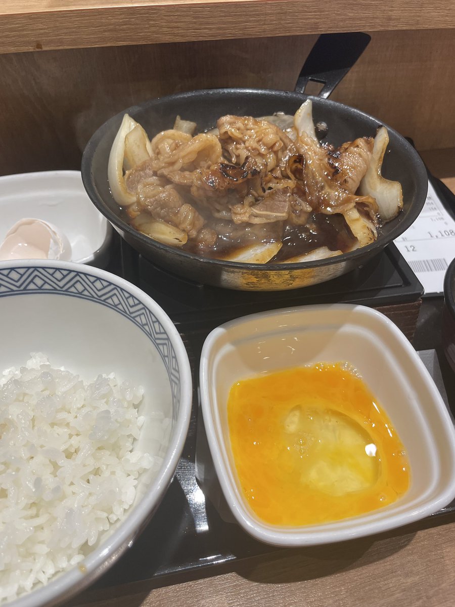 studio_foo's tweet photo. さすがにこんな時間じゃドラクエウォークセットは無理だけど、家に着くのも遅くなるし、ポイントだけでも貯めようと吉野家へ。
せっかくだからいつも食べないメニューにしたけど、これウマー✨固形燃料でずーっとあっためてくれてるのもいい。
冷や汁変更忘れられてて味噌汁と両方になった。腹ポンポン https://t.co/0Iqxh04Q1M