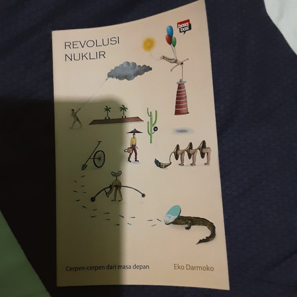 MasKucing9's tweet photo. Selesai baca Revolusi Nuklir. Dari 22 cerpen, ternyata hanya 4 yang mengambil setting masa depan yang jauh. Ada robot, ai dan pohon android. Sisanya seperti setting di masa kini atau mungkin masa lalu. Kirain bakal jadi cerita scific semua. 

Tema cerpennya beragam, tapi ada tiga cerpen yang ceritanya pemuda pribumi berhubungan sama cewek bule. Paling menarik ya empat cerpen di masa depan tadi. Terutama cerpen Tumbangnya Pohon Abdroid, ini seperti gabungan film Avatar dengan Planet of the Apes.