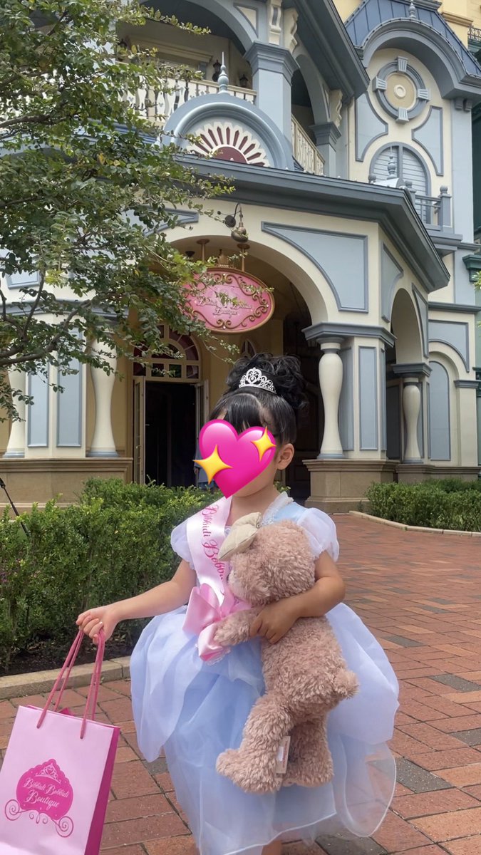 oka_chanman3534's tweet photo. 3歳娘のお誕生日記念に🎀
ビビディバビディブティックデビュー🪄
ドレスは持ち込み👗ヘアメイクのみのクラウンコース����満足度高くて最高すぎた😭��️‍🔥
娘のワクワクドキドキする顔を見ていたら可愛すぎて感動しまくって何度も涙が込み上げて…
人って可愛すぎで泣くことあるんだね😂
以下備忘録でレポ📝🔽 https://t.co/Cfg2ABnQXY