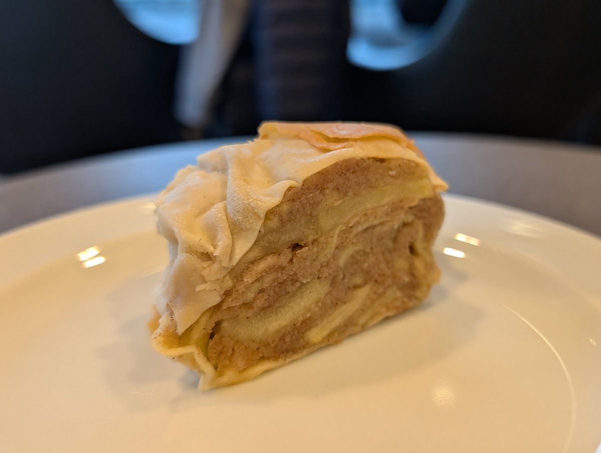 GF_EB235's tweet photo. もちろん知っているが折角なのでApfelstrudelも紹介して欲しい😂
（写真はFlughafen Wien-SchwechatのAustrian Loungeのもの） https://t.co/IYNk9SeATs