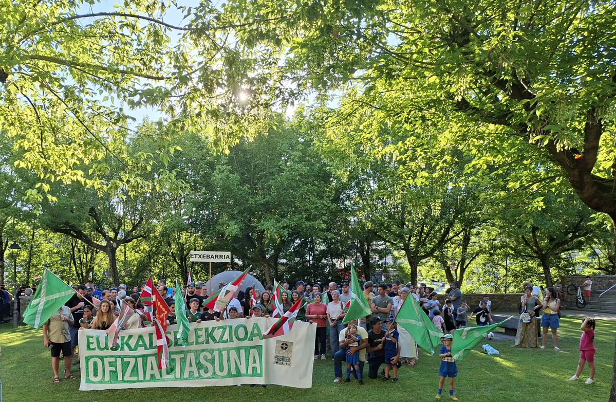 guerebai's tweet photo. ETXEBARRIAn, ataratako herri argazkixe, gora gure koloreak💚🤍❤️

#ofizialtasuna
Euskal selekzioa https://t.co/KXpBaNgto8