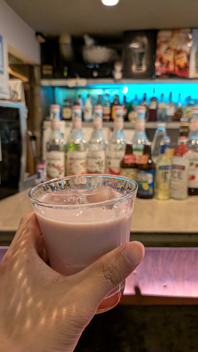 takemaru_LL's tweet photo. 21時に下北沢でLIVEが終わり、22:00に夜行バス出発のため昼・夜飯ともに食べれず。
1日の食事が
朝のチーズケーキとコーヒー。
1軒目のライブのアクエリアス、
2軒目のライブのカシスミルク、
あと麦茶と水。そして、駅構内の半額ポテト160円しか食べてない。今日は断食DAY。胃をリフレッシュ✨️ https://t.co/cMYHazStA2