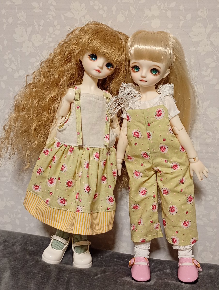 tom2310doll's tweet photo. 裏表間違いとゆーアホな間違いを2回もしましたが、形になっちゃえば‥モデルさんが良いから、可愛い!可愛いーぞぉ♥と自画自賛
サロペットが基本で、スカートはアレンジ(型紙は、着せ替えごっこさま)
#GemofDoll #yoly https://t.co/T1AX4xTwJR