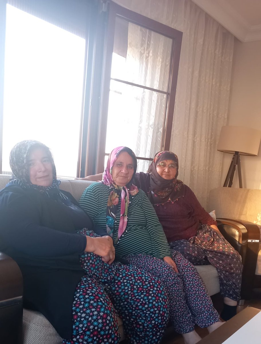 YuregirAk's tweet photo. İlçe Yönetim Kurulu Üyemiz Şaziye Cicili, Medine Hanım'ı ziyaret ederek, Cumhurbaşkanımız'ın selamlarını iletti. 

Ev sahibimize nazik misafirperverliği ve hoş sohbeti için teşekkür ediyoruz. https://t.co/C6qRdJKZFC