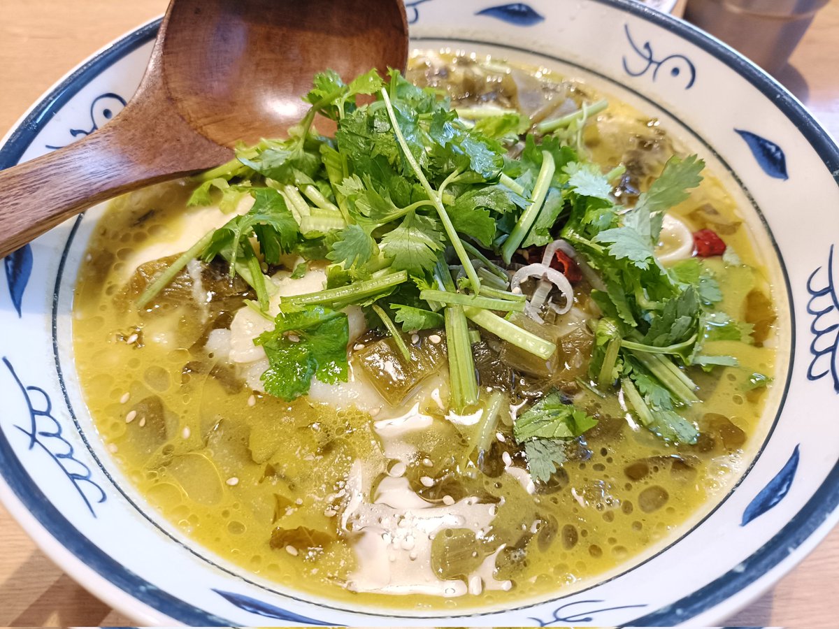 piporara's tweet photo. 用事ついでに西川口のガチ中華白鹿原で𰻞𰻞麺を食す。トッピングにパクチー。ひと口目で思わず「ウマイ〜」と口から飛び出した！𰻞𰻞麺と白身魚の柔らかさがマッチしていてスープは癖になる旨さ。写真ほど唐辛子が入っていないので辛さも丁度いい。パクチーなしでも美味しいのかは謎だけど美味かった！ https://t.co/NWDbKgHTWK