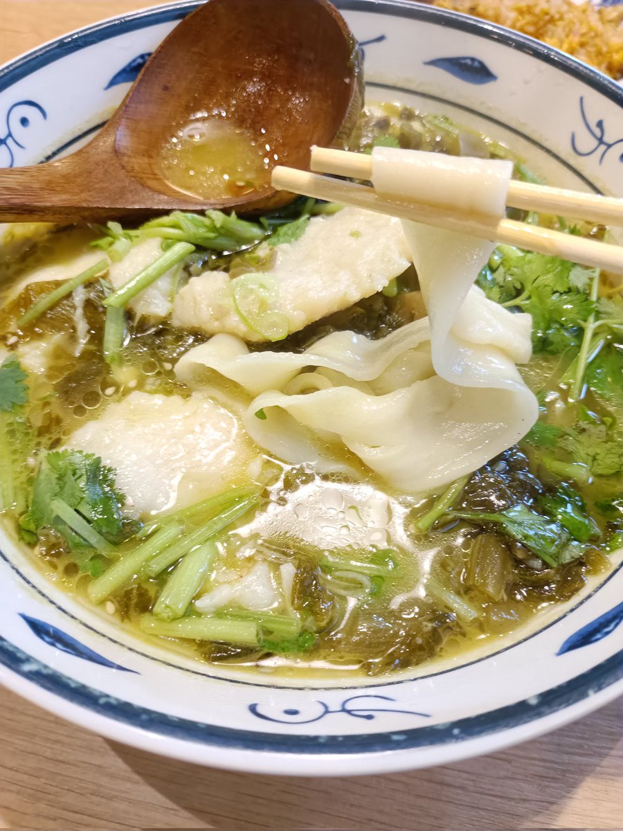 piporara's tweet photo. 用事ついでに西川口のガチ中華白鹿原で𰻞𰻞麺を食す。トッピングにパクチー。ひと口目で思わず「ウマイ〜」と口から飛び出した！𰻞𰻞麺と白身魚の柔らかさがマッチしていてスープは癖になる旨さ。写真ほど唐辛子が入っていないので辛さも丁度いい。パクチーなしでも美味しいのかは謎だけど美味かった！ https://t.co/NWDbKgHTWK