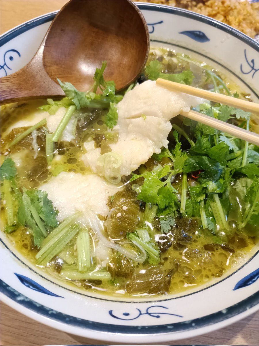 piporara's tweet photo. 用事ついでに西川口のガチ中華白鹿原で𰻞𰻞麺を食す。トッピングにパクチー。ひと口目で思わず「ウマイ〜」と口から飛び出した！𰻞𰻞麺と白身魚の柔らかさがマッチしていてスープは癖になる旨さ。写真ほど唐辛子が入っていないので辛さも丁度いい。パクチーなしでも美味しいのかは謎だけど美味かった！ https://t.co/NWDbKgHTWK
