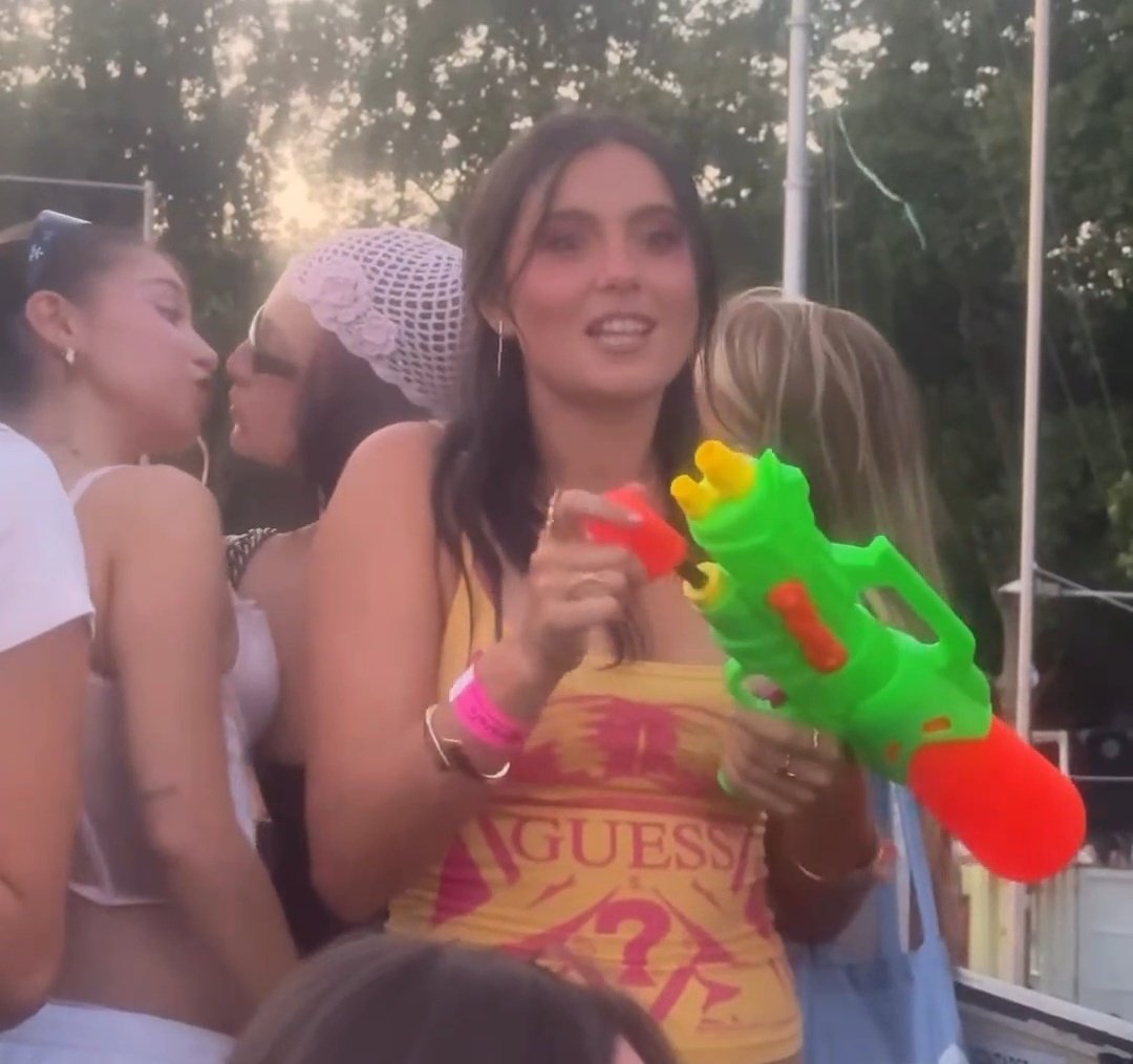 askvnt's tweet photo. siempre es chiara en la escena https://t.co/0HZsuNRTef