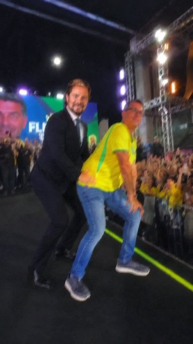 OVeioDoPix's tweet photo. E o @richarlison97, atacante da seleção brasileira, indo pra cima do Flavio Reboladinha, @FlavioBolsonaro, no caso da Ilha de Angra dos Reis 😬

#SomosTodosRicharlisson https://t.co/xcci41qKmK