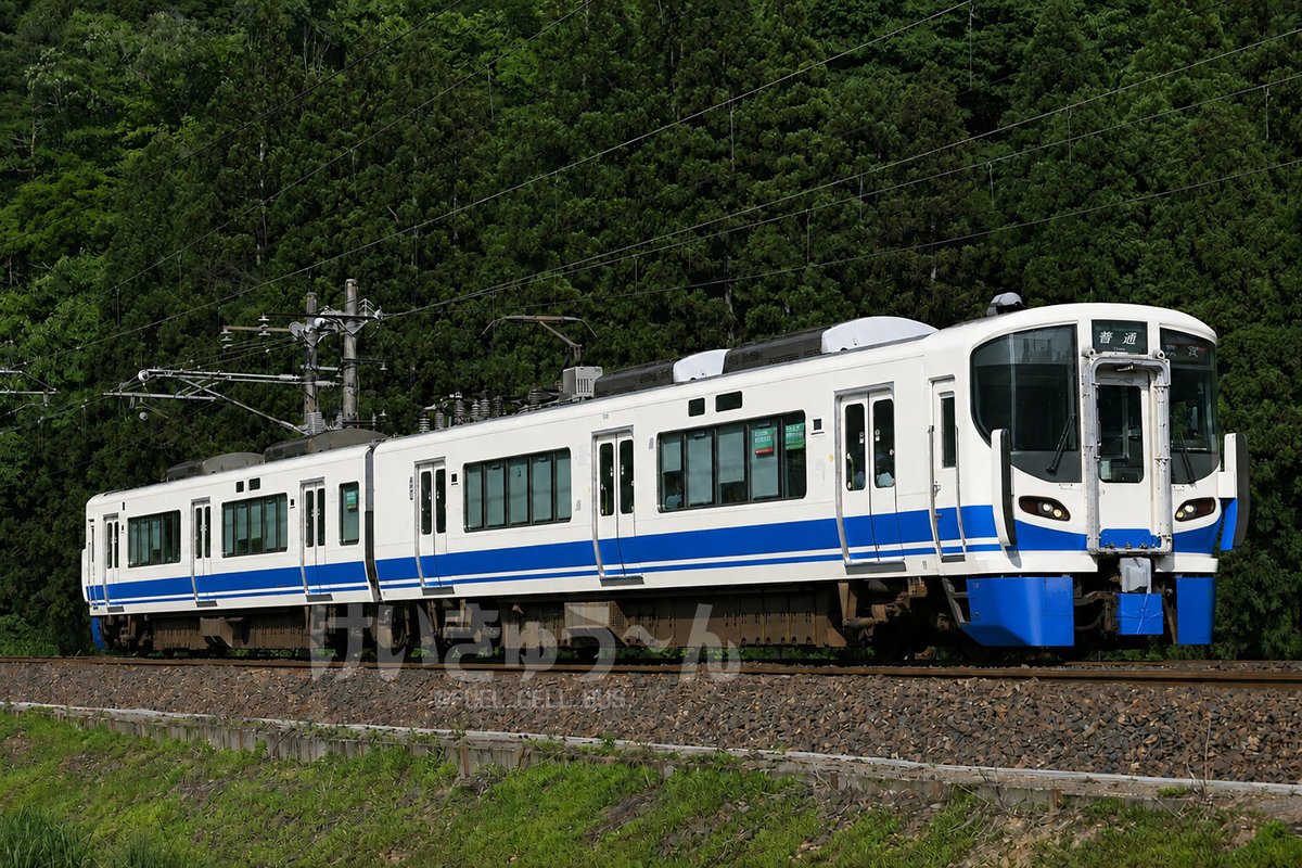 先日、ハピラインふくいの521系フルラッピング編成を撮影(1枚目)。派手