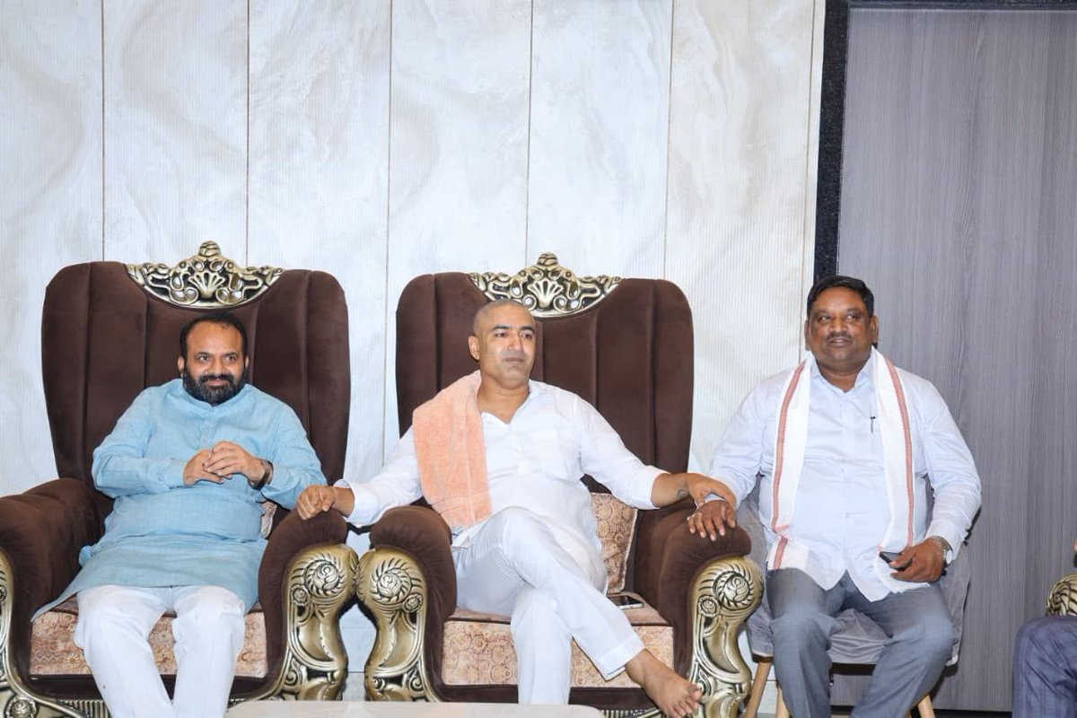 BJP4Abhijeet's tweet photo. आज बिठूर आवास पर भारतीय जनता पार्टी के प्रदेश मंत्री आदरणीय श्री चंद्रमोहन सिंह जी, माननीय विधायक श्री @AnilParasharMLA जी, माननीय विधायक श्री @MPalturam जी, माननीय विधायक श्री @MPSinghRanu2 जी, माननीय विधायक श्री @YuvrajSingh_BJP जी तथा लखनऊ के मलिहाबाद क्षेत्र से प्रधान श्रीमती संयोगिता सिंह चौहान जी ने पहुंचकर पूज्य माता जी के निधन पर गहरी शोक संवेदना व्यक्त की एवं भावभीनी श्रद्धांजलि अर्पित की।