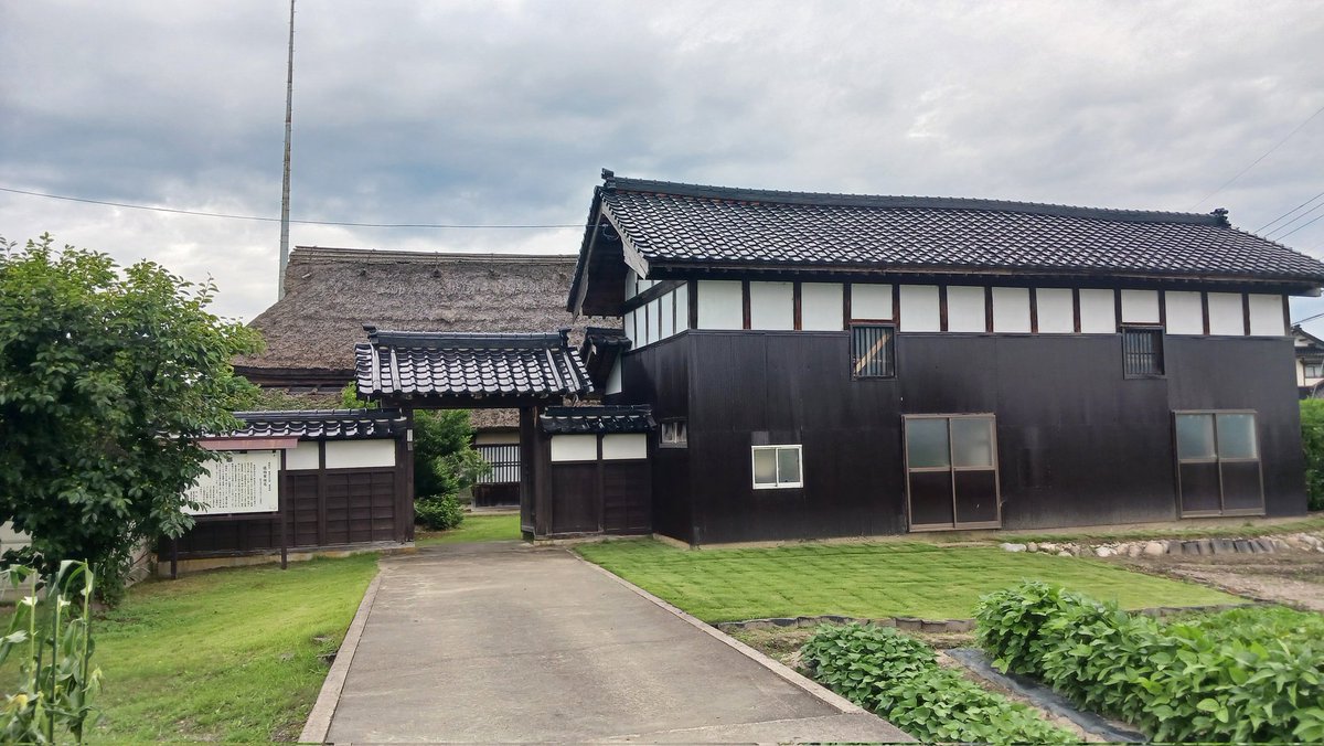 NuttsoLeicht's tweet photo. 佐伯家住宅
高岡市福岡にある茅葺屋根の立派な建物。明和4(1767)年から5年かけて当地から15km程離れた所にある「三之助」の住宅を買い取り移築したもの。富山県平野部の中でも年代が古いもののため国の重要文化財に指定されている。個人所有なので内部は非公開。 https://t.co/3Xy8uiq3HV
