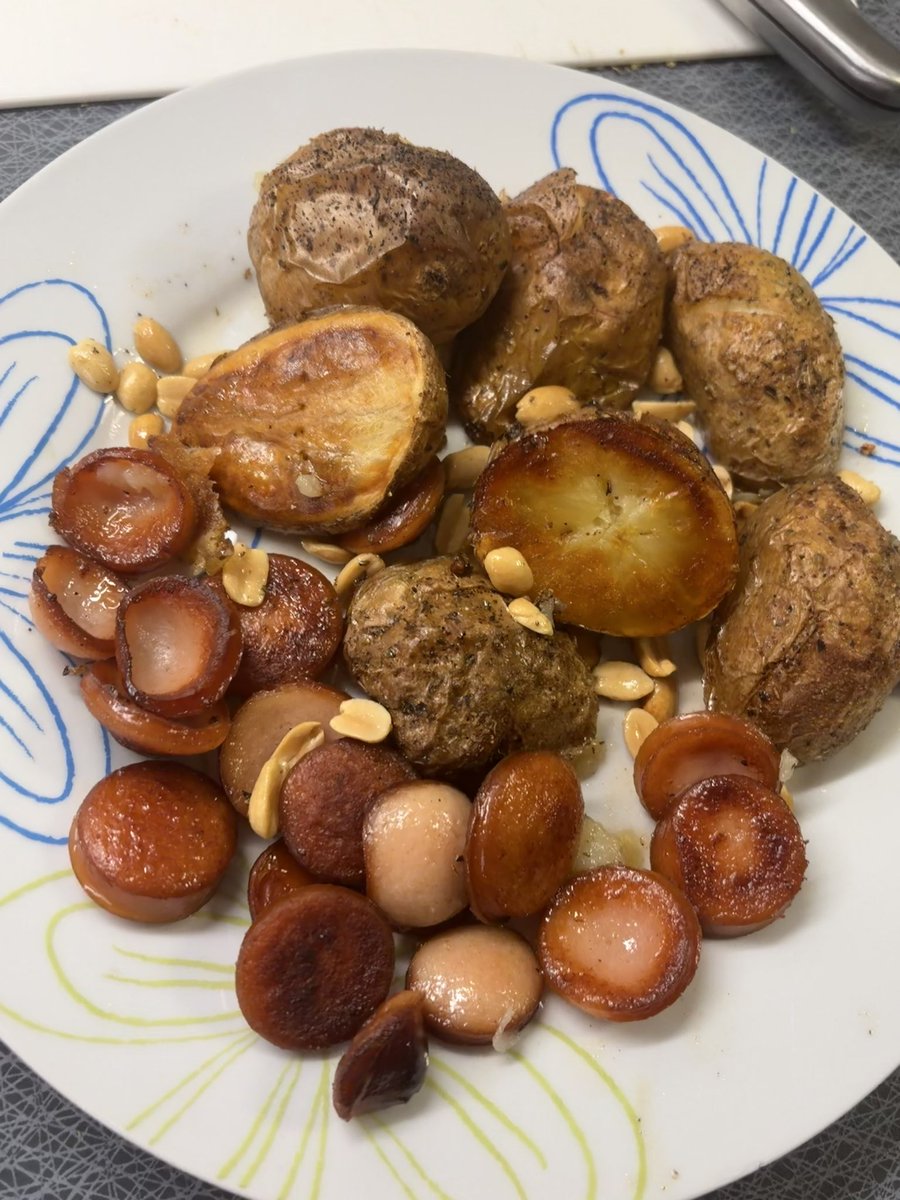 SoM_Budde's tweet photo. #Somebody was lazy ..
” .. I’m working #honey! ..
.. but, I still made you food!
After all, I know how to #cook. ”
And thanks for the ”#recipes”!
Your #love will find me ..
.. #since you #actually love me ..
#Alinity .. ;)
And into the #shadows I go ..