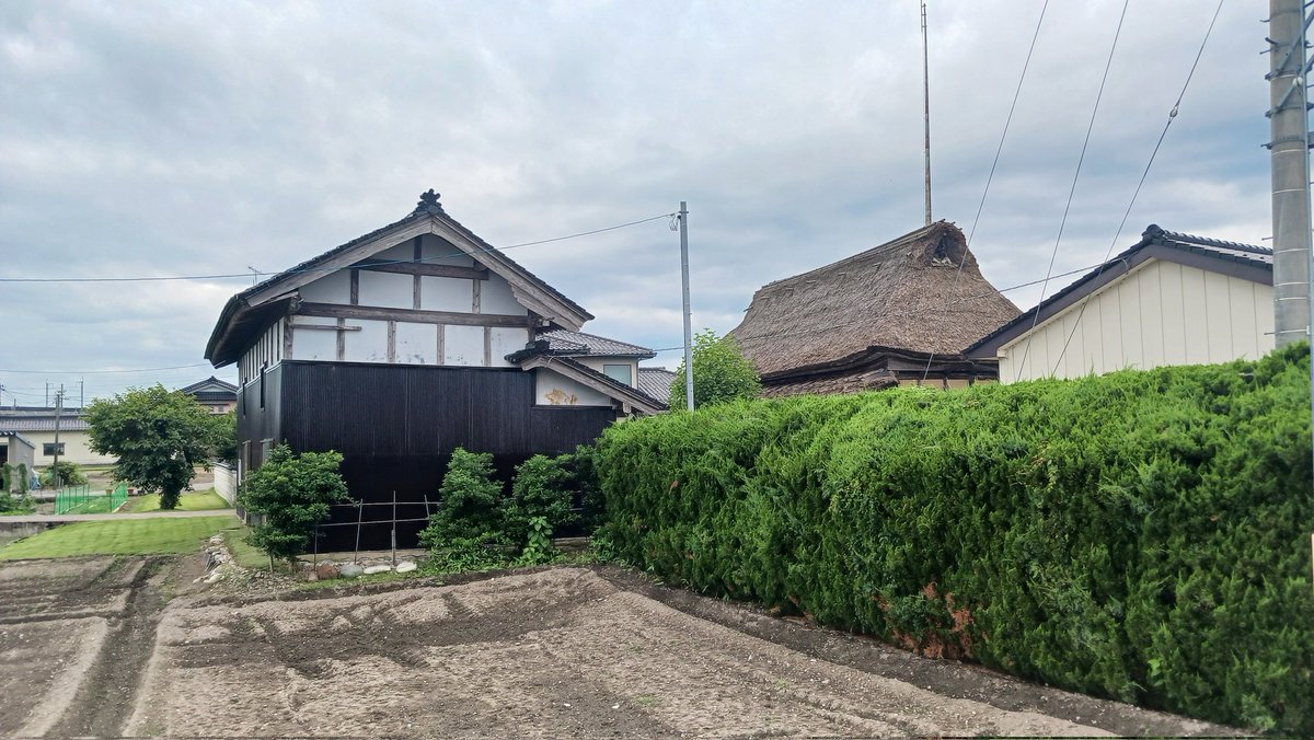 NuttsoLeicht's tweet photo. 佐伯家住宅
高岡市福岡にある茅葺屋根の立派な建物。明和4(1767)年から5年かけて当地から15km程離れた所にある「三之助」の住宅を買い取り移築したもの。富山県平野部の中でも年代が古いもののため国の重要文化財に指定されている。個人所有なので内部は非公開。 https://t.co/3Xy8uiq3HV