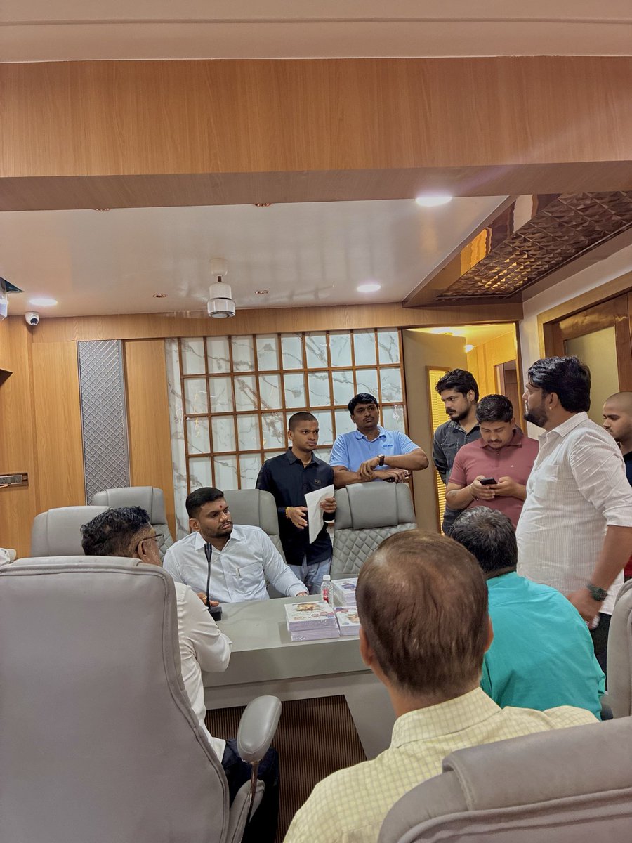 399KunalPatil's tweet photo. आज दिनांक ५ जुलै २०२६ रोजी काका ढाबा येथील मुख्य जनसंपर्क कार्यालयात भव्य जनता दरबार आयोजित करण्यात आला.

या जनता दरबारामध्ये परिसरातील नागरिकांनी मोठ्या संख्येने उपस्थित राहून पाणीपुरवठा, रस्ते, गटारे, वीज, स्वच्छता तसेच इतर विविध नागरी समस्यांबाबत आपली मते व तक्रारी मांडल्या. https://t.co/0MFfbYucAH
