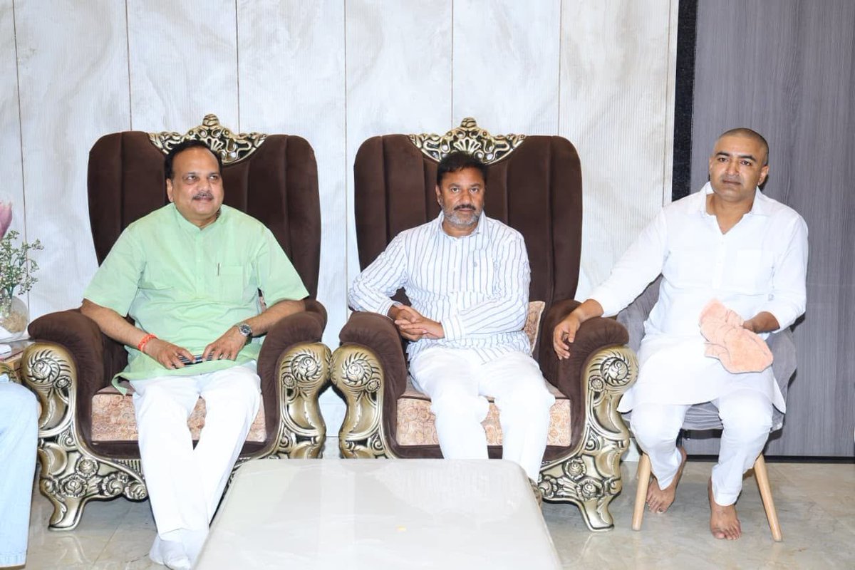 BJP4Abhijeet's tweet photo. आज बिठूर आवास पर भारतीय जनता पार्टी के प्रदेश मंत्री आदरणीय श्री चंद्रमोहन सिंह जी, माननीय विधायक श्री @AnilParasharMLA जी, माननीय विधायक श्री @MPalturam जी, माननीय विधायक श्री @MPSinghRanu2 जी, माननीय विधायक श्री @YuvrajSingh_BJP जी तथा लखनऊ के मलिहाबाद क्षेत्र से प्रधान श्रीमती संयोगिता सिंह चौहान जी ने पहुंचकर पूज्य माता जी के निधन पर गहरी शोक संवेदना व्यक्त की एवं भावभीनी श्रद्धांजलि अर्पित की।