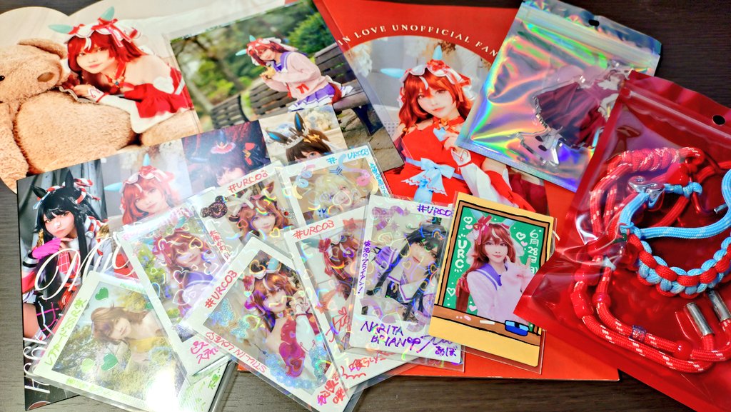 adata638239's tweet photo. あぼさん(@abo_9elysium)の新刊セット＋α✨
年代ごとに並んだB6カード好き！イメージストラップも最高👏 
���んだんですか！？すごすぎる
当日のスティル私服も高級感のある生地でイメージぴったり！
あとクマちゃんに目がいっちゃう（笑）
毎回思うけど、全部完成度が高くて…！！
#あぼ厩舎コメント https://t.co/mer5yHUWGU