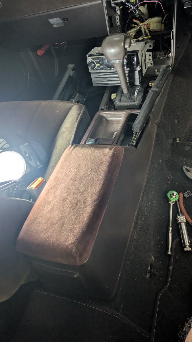 nsx_ysht's tweet photo. ATのままサイドブレーキ化したら一番大変なのはAT真上にあるブレーキワイヤー固定のボルト外すことでした
MT化はまたそのうち... https://t.co/i3XhhhEM4u