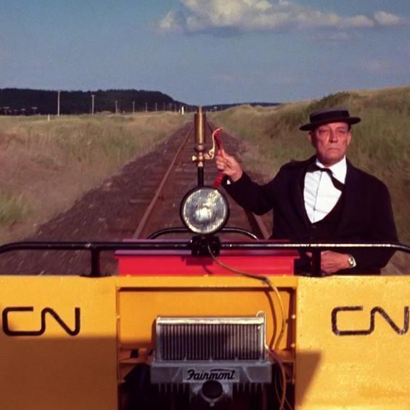 CraigBaird's tweet photo. In 1964, Buster Keaton came to Canada to make his final silent film.
It was The Railrodder, a 25-minute comedic travelogue of Canada produced by the National Film Board. It became a classic beloved to this day.
This is the story.

📸 NFB

🧵 1/10 https://t.co/5hMhVPBb0g