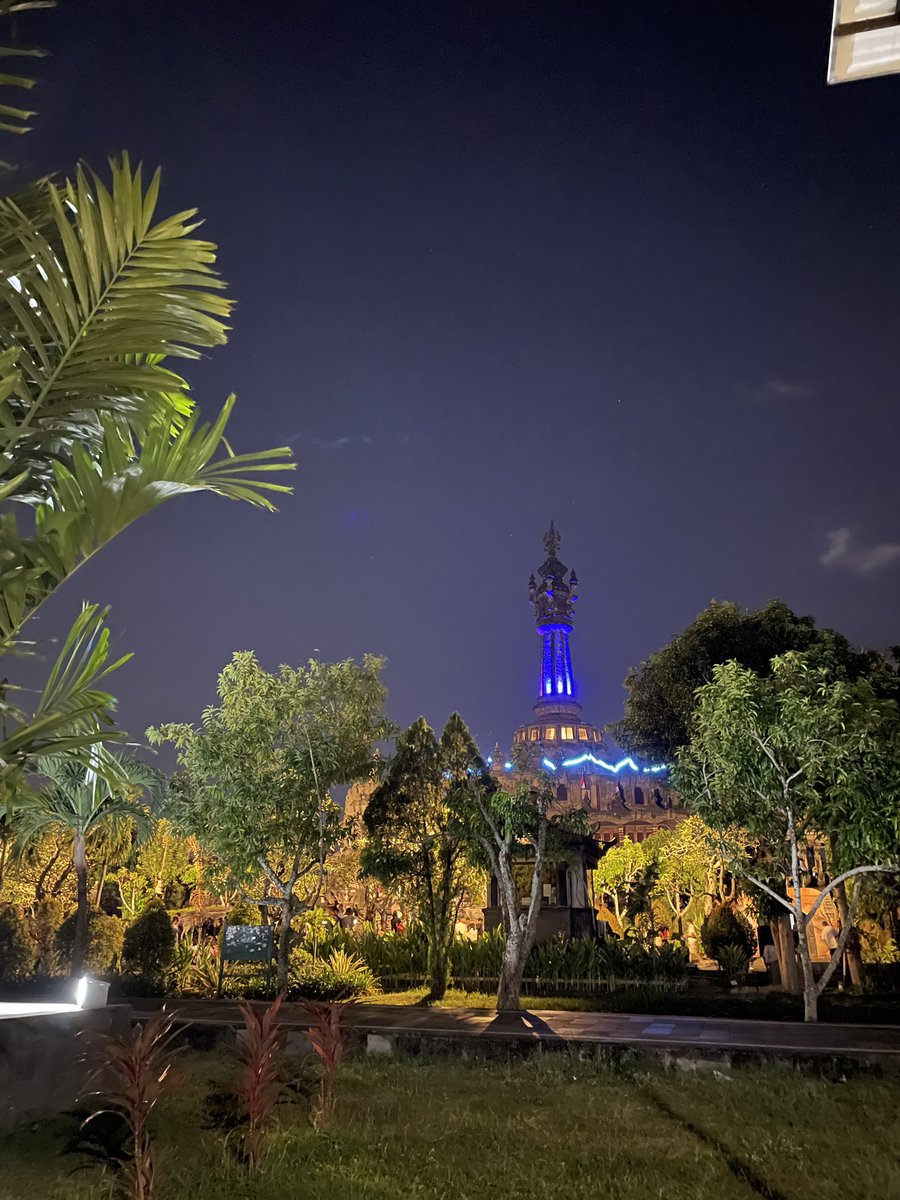 aayucielo's tweet photo. This is my first time jogging at puputan park at night and actually i kinda like it.. https://t.co/r69YrkZQ7L
