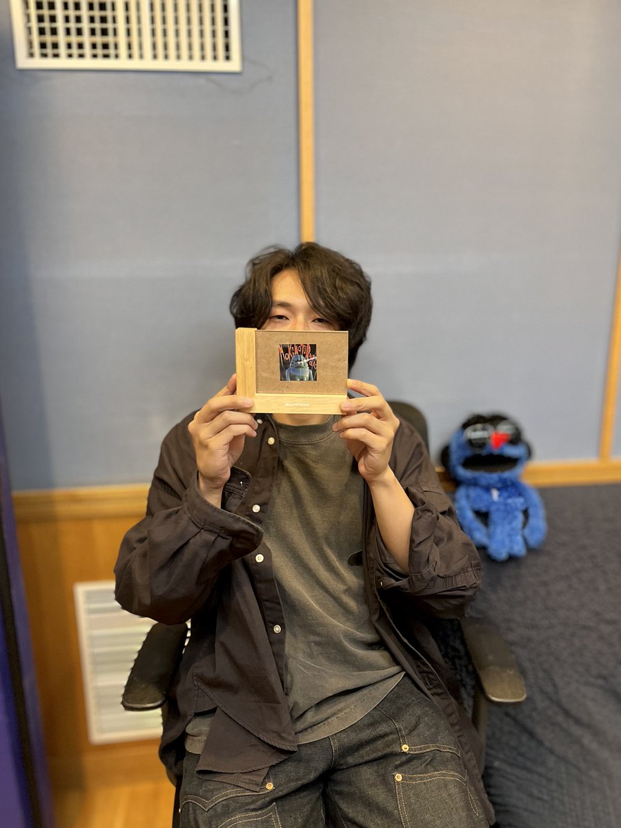 FM802_PR's tweet photo. 🗣️22時〜 オンエアスタート▶️📶
#FM802 MUSIC FREAKS
DJ: #Bialystocks 甫木元空

⋱ #ホキモトラジオ ⋰ 

武道館目前！🎌🏯
今夜も大阪から生放送です📡🐙⚡️

好きなアーティストの日本武道館ライブ音源リクエストも募集♫

● 『あつまれ！めい(名・迷)ぶん』
● 『関西の秘密基地』
●武道館着前スペシャル！スタッフインタビュー！

✦メッセージを送ってくれた方の中から
Bialystocks オリジナルフォトフレーム✖️ステッカー
4️⃣名へプレゼントです‼︎

▼メッセージを送って応募する📮
https://t.co/wnlG4fHxFh

▼#radiko で聴く📻
https://t.co/i9NVAEN2aq
