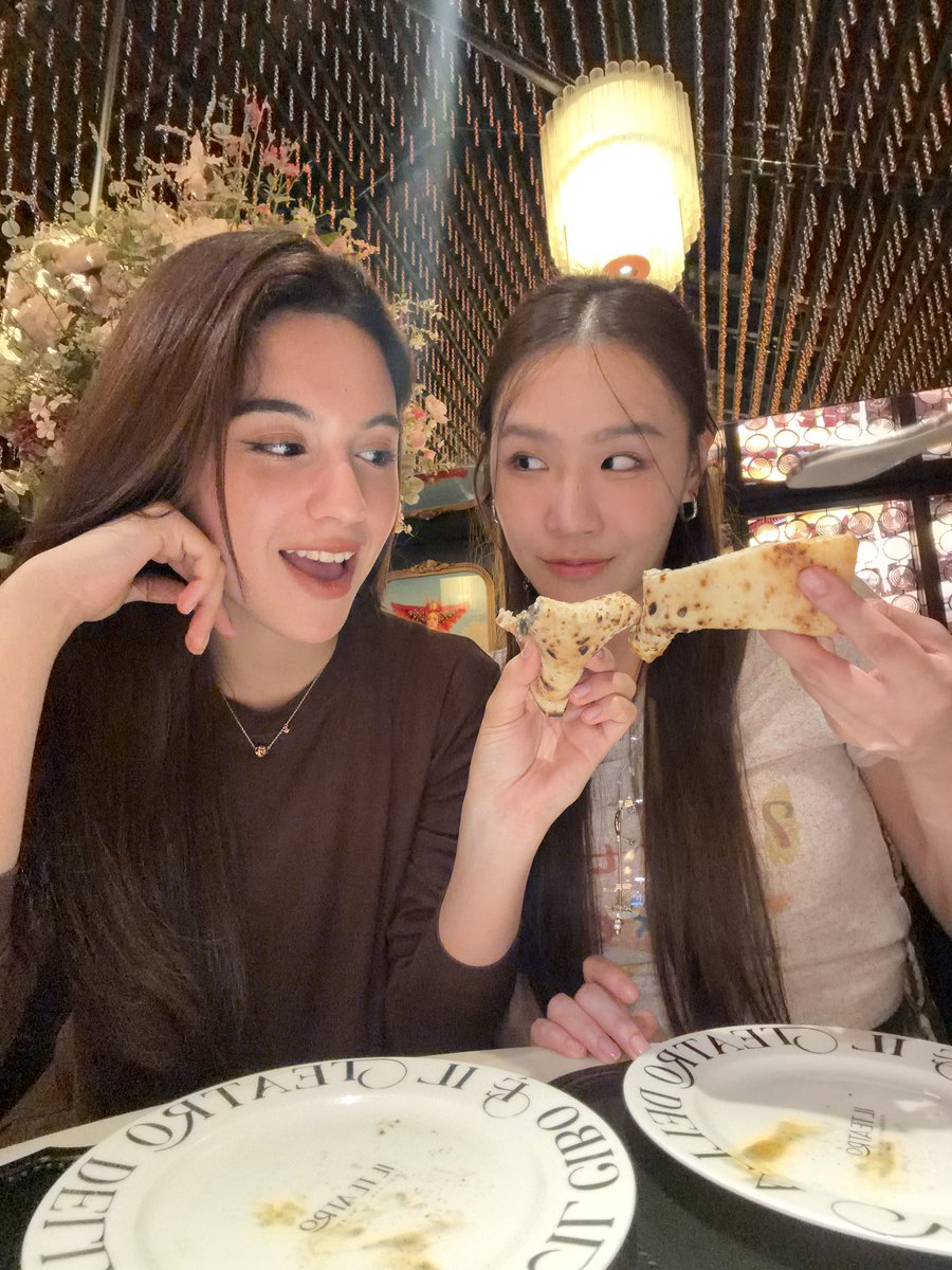 shellybenda's tweet photo. Dinner in Shanghai 🍕🍸 #shellypundao https://t.co/qgMz3fBRA1