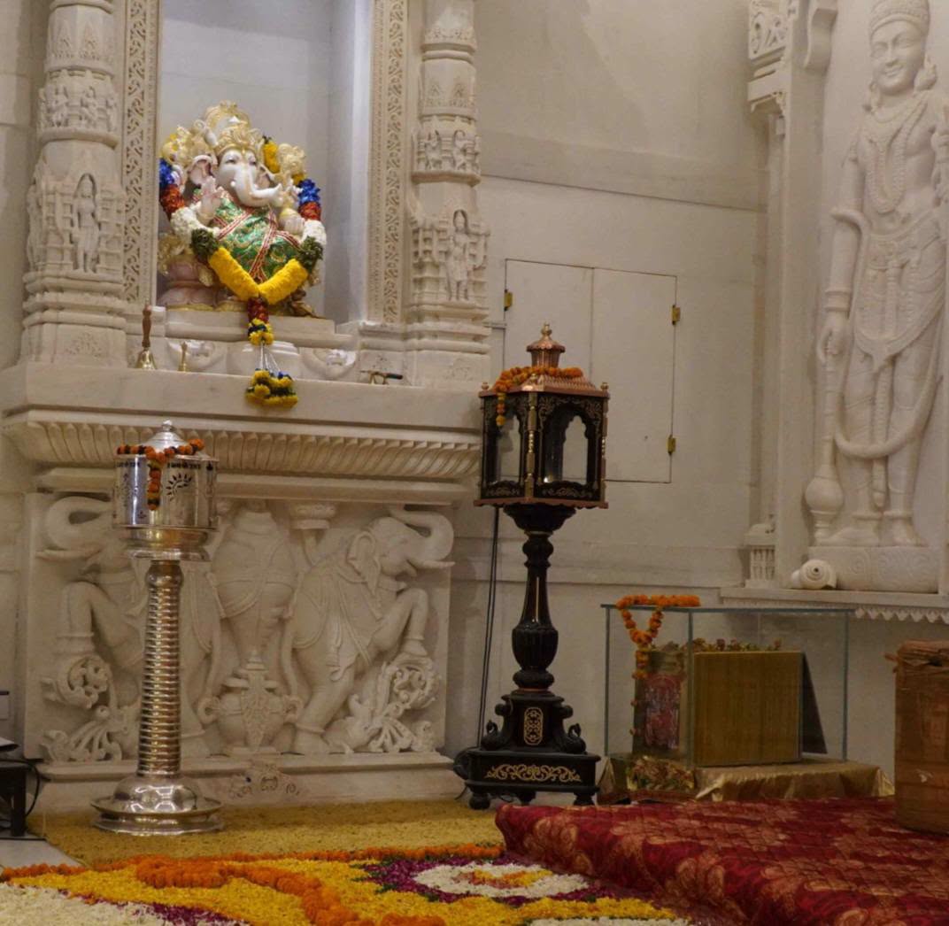 YPT00o7's tweet photo. कृपया भ्रामक अफवाहों पर विश्वास न करें।
सोने से मढ़ी पावन रामचरितमानस मंदिर में पूर्णतः सुरक्षित है |
#RamMandirDonation #ChampatRai #ayodhya https://t.co/2PXvIZXImh
