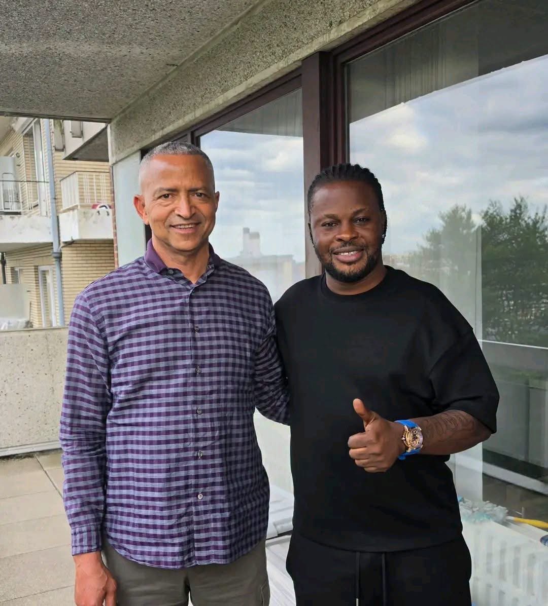 KimKimuntu's tweet photo. RETROUVAILLES  ENTRE PÈRE ET FILS.

Trésor MPUTU a profité de son séjour en Europe pour rendre visite au chairman Moïse KATUMBI, à sa résidence en Belgique.

#AARON #MUKWIZ https://t.co/b7iCnBijnv