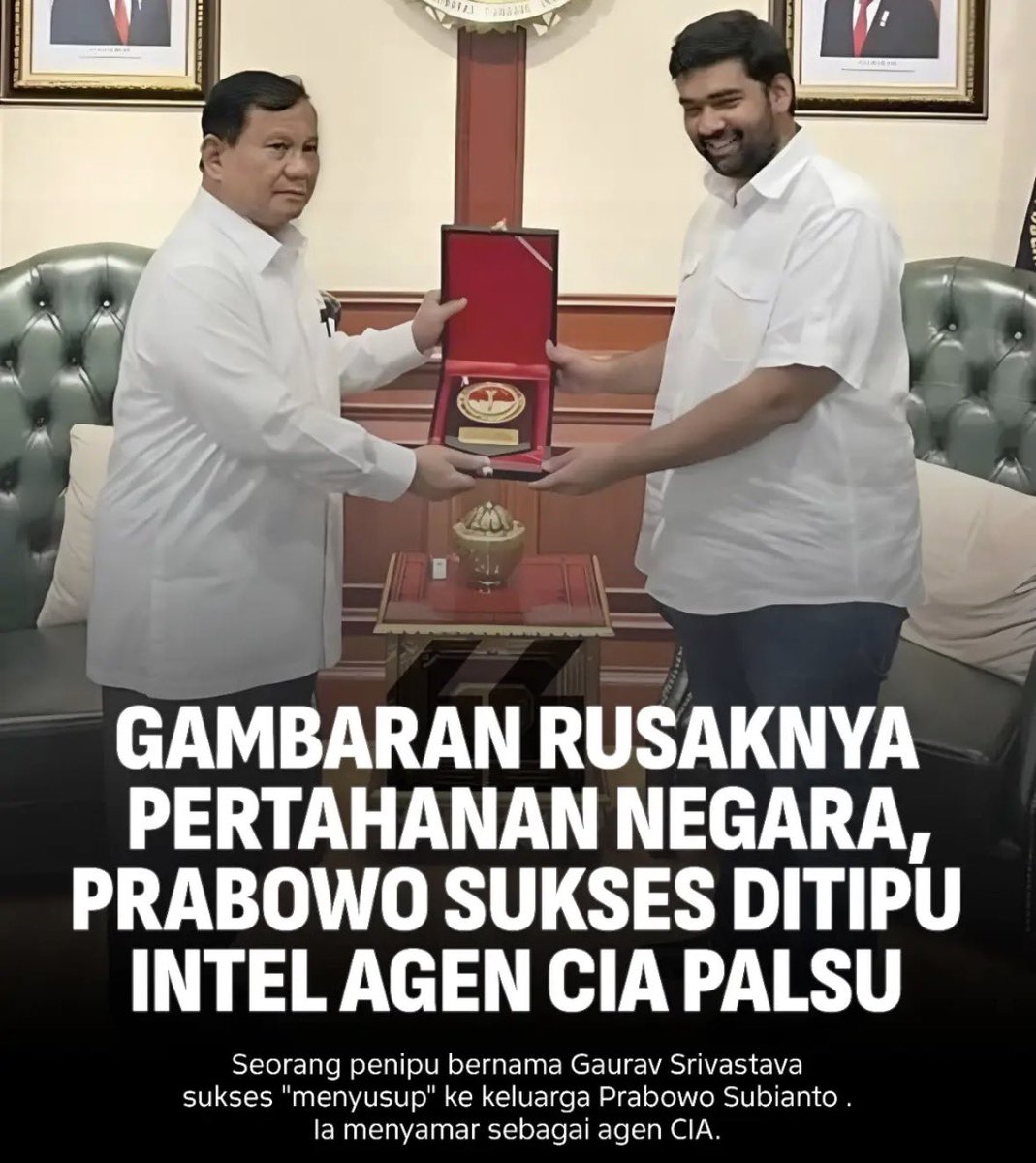 karirfess's tweet photo. Miris banget liat foto ini…

Foto yang seharusnya jadi kebanggaan, malah jadi bahan tertawaan sekaligus sedih mendalam.

Seorang pria asing, Gaurav Srivastava, berpakaian biasa, tersenyum lebar sambil “memberi penghargaan” ke Presiden Prabowo Subianto. Senyumnya lebar, tangannya mantap. Sementara Prabowo terima dengan serius.

Tapi kenyataannya?
Pria itu penipu kelas internasional yang pura-pura jadi agen CIA.

Dia sukses menyusup ke lingkaran elite pertahanan Indonesia, mendekati Presiden dan adiknya Hashim, lalu mengalirkan puluhan juta dollar ke perusahaannya.

Investigasi Tempo + jurnalis India ungkap semuanya.