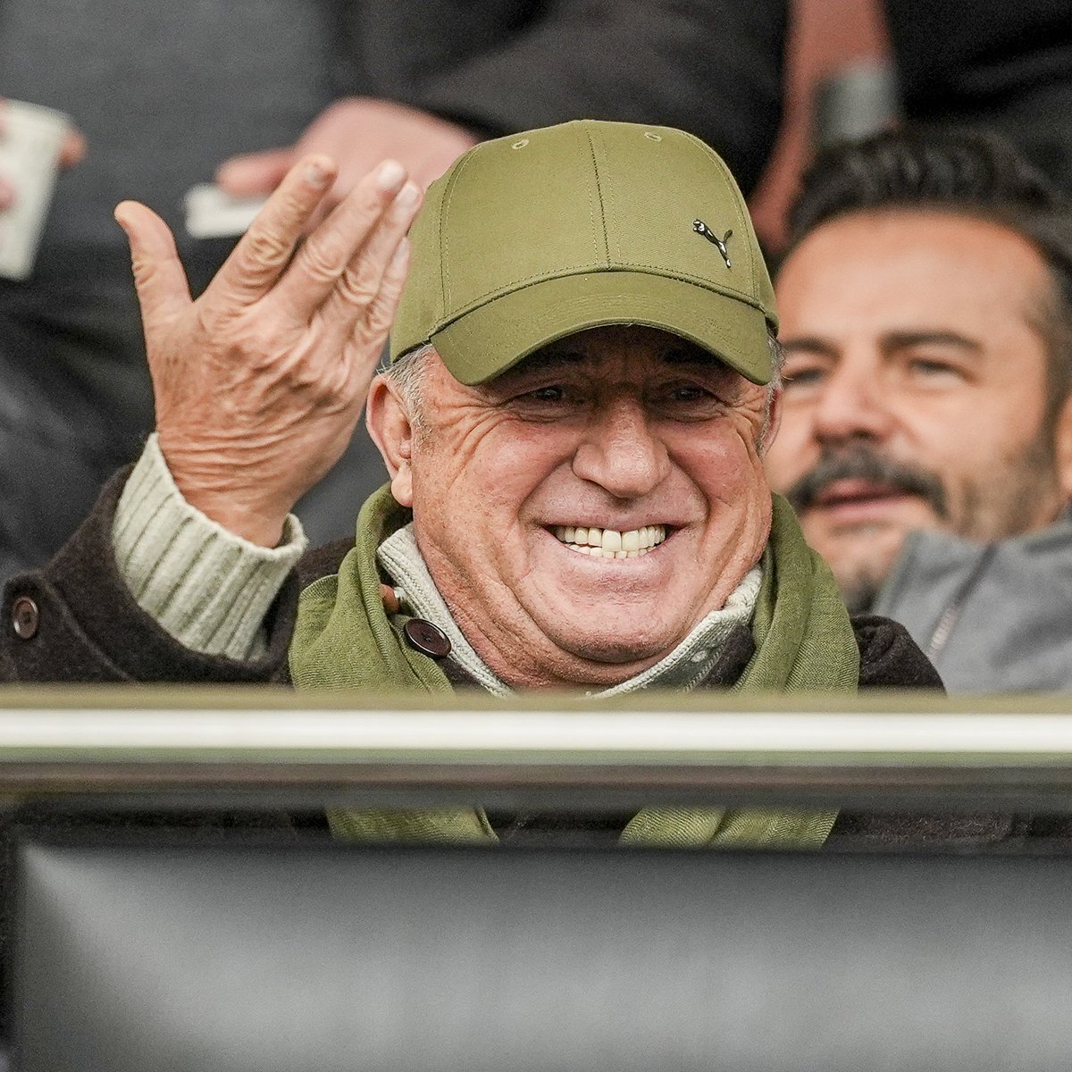 demarkesports's tweet photo. Fatih Terim: "Milli takımla 1995 yılında Şili'de Iquique diye bir yere gittik. Bana göre haritada oradan sonra deniz var, başka bir yer yok gibi görünüyor. Büyükelçimiz bize bir davet vermişti, Şili'de 7 tane Türk olduğunu öğrendik. Yeni Zelanda ile oynuyoruz, ilk yarı 1-0 geriye düştük. Ayrıca da 10 kişiyiz. Tam oyun oynanıyor arkadan 'Hocam oyuncu değiştirsene' diye bir ses geldi. 'Rasim Hoca doğru mu duydum?' dedim. Arkamıza da bakamıyoruz, daha doğrusu o görüntüyü görmek istemedim. 7 kişiden kaçı burada diye düşündüm. İki kişi varmış. 2-1 kazandık. Sonra geldiler. 'Oğlum sizin başka bir lafınız yok mu? Bu mudur? Türkiye desenize' dedim. Dünya'nın bir ucunda 2 Türk var ve yine maça müdahale var. Bu tanısı konulmamış bir şey."