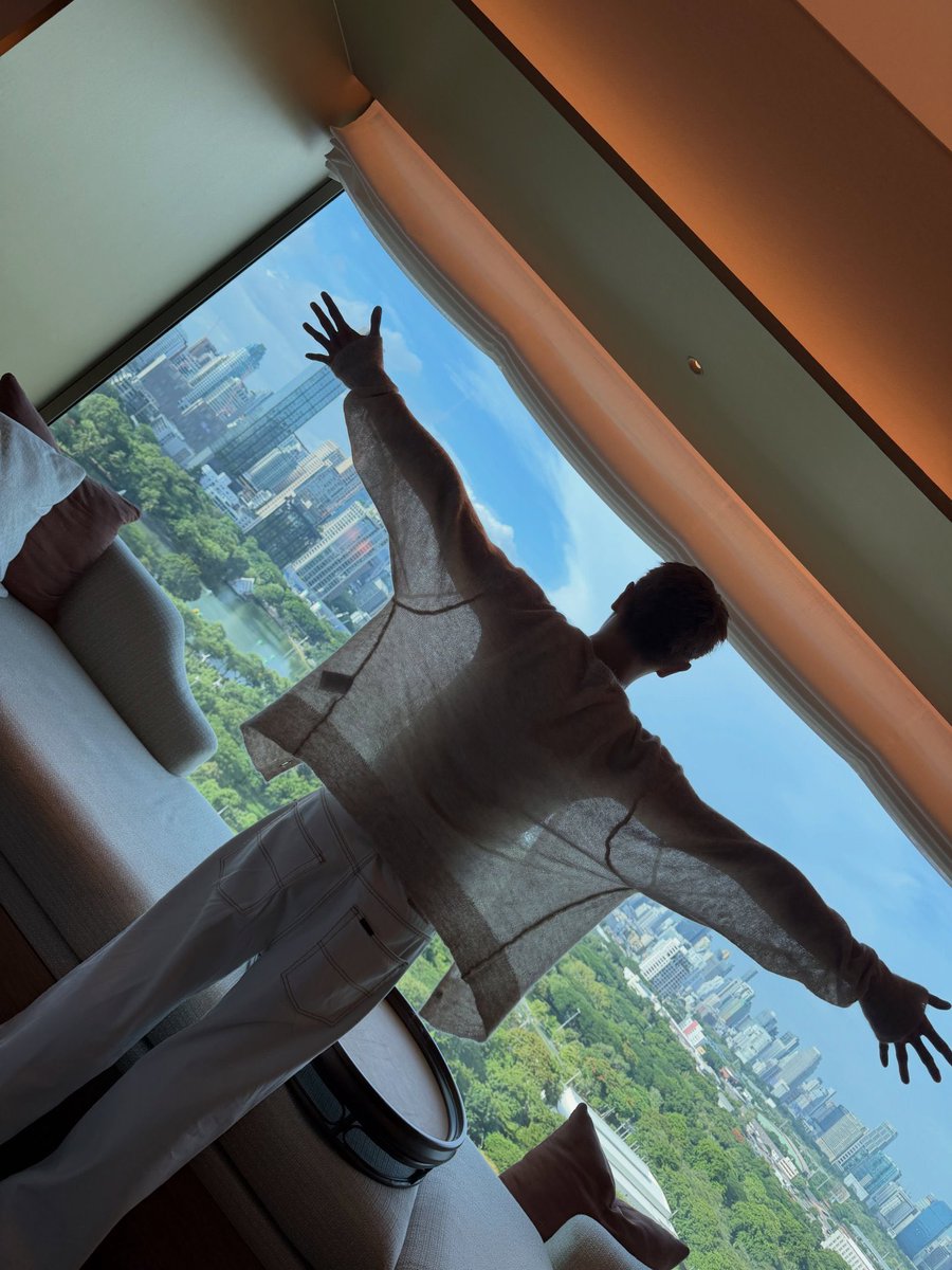 TAEYONG_TH's tweet photo. 260705 TAEYONG Bubble

แทยง: ช่วงนี้ไม่ได้มาหาบ่อยเลยใช่ไหมครับ ก่อนหน้านี้ผมยุ่งมากๆเลย และคิดว่าหลังจากจบตารางงานที่ไทยก็น่าจะยุ่งมากๆๆอีก วันนี้พอมีเวลาว่างนิดหน่อยก็เลยลองถ่ายนั่นนี่แล้วก็แกะท่าเต้นดูครับ เพราะคิดว่าคงจะไม่ได้มาหาอีกสักพักเลย... ㅜ ใจจริงผมอยากจะแสดงและอยากเจอทุกคนทุกๆวันเลยนะ แต่พอวุ่นๆมากๆ บางทีผมก็ลืมไปเลยว่าตัวเองกำลังคิดอะไรอยู่ 55 แต่ก่อนผมเคยกลัวเวลานั่งเครื่องบินแล้วตกหลุมอากาศมากๆ แต่เดี๋ยวนี้คือนอนหลับปุ๋ยไปเลยครับ 55 

ช่วงนี้ทุกคนอาจจะรู้สึกว่าผมเปลี่ยนไปก็ได้นะ ถ้าให้พูดกันตามตรง ช่วงนี้เรื่องที่ผมคิดถึงมากที่สุดก็คือครอบครัวครับ เพราะอีกไม่นาน เวลาที่ผมใช้ชีวิตอยู่กับ SM มันกำลังจะยาวนานกว่าเวลาทั้งหมดที่ผมเคยอยู่กับครอบครัวตั้งแต่เกิดมาซะอีก ผมรัก SM แล้วก็รัก NCT มากๆ เหมือนกัน แต่ที่ผ่านมาผมเอาแต่ใช้ชีวิตโดยคิดแค่ว่า อยากเป็นผู้ใหญ่ที่ดี จนลืมคิดไปเลยว่า อยากเป็นลูกที่ดี ด้วยเหมือนกันครับ 

ผมต้องสู้ให้มากกว่านี้จะได้ทำทั้งสองอย่างให้ดี! เหมือนกับที่ชีซือนี่หลายๆ คนคอยปกป้องช่วงวัย 20 ของผมเอาไว้ ผมเองก็จะคอยปกป้องทุกคนในช่วงเวลาหนึ่งของชีวิตเหมือนกัน! ขอให้เพลงและการแสดงของผมปลอบโยนทุกคนนะ! เหมือนกับที่หลายๆ คนห่วง ผมจะดูแลสุขภาพ ถึงแม้คนเราจะมีความสุขทักวันไม่ได้ แต่ขอให้เวลาที่เราได้เจอกัน ในสถานที่ที่มีชีจือนี่อยู่ด้วยกัน เป็นช่วงเวลาที่ทุกคนมีความสุขได้อย่างแน่นอนมาเจอกันให้บ่อยๆนะครับ ผมไม่เหนื่อยเลย ร่างกายน่ะถ้าพังก็ซ่อมได้ ในแต่ละวันก็ขอให้ทุกคนได้มองเห็นแต่สิ่งดีๆ และเลือกเก็บเกี่ยวแต่สิ่งที่เป็นประโยชน์กับตัวเองนะครับ

#태용버블 #소툥소툥 #태용 #TAEYONG