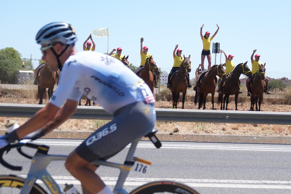 LeTour's tweet photo. 📲 Follow the race live on the Race Center powered by Capgemini!

📲 Suivez la course en direct sur le Race Center avec Capgemini !

➡️ https://t.co/VrhabgOSpq

#TDF2026 https://t.co/xgpAU3QGww