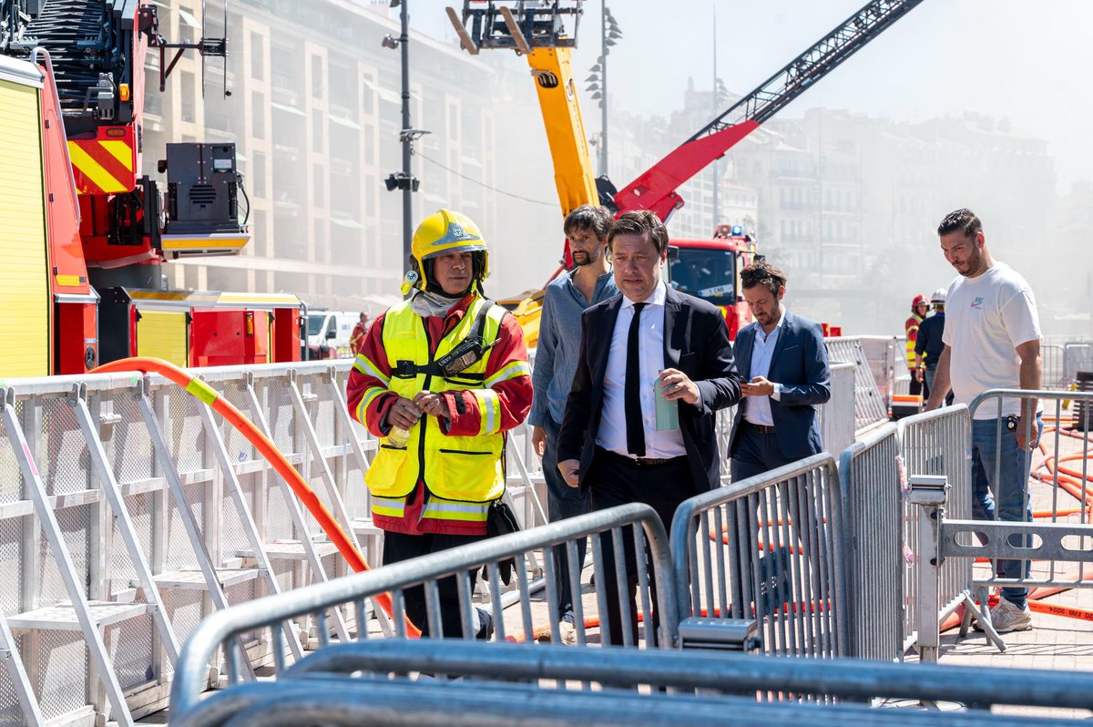 marseille's tweet photo. Grâce à l’intervention rapide des équipes de secours l’incendie de bateaux est éteint dans le Vieux-Port.
9 victimes légères ont été évacuées vers les hôpitaux dont des policiers municipaux intoxiqués par les fumées.
Nous saluons leur courage qui a permis de protéger des vies https://t.co/40v2Rd2ihM