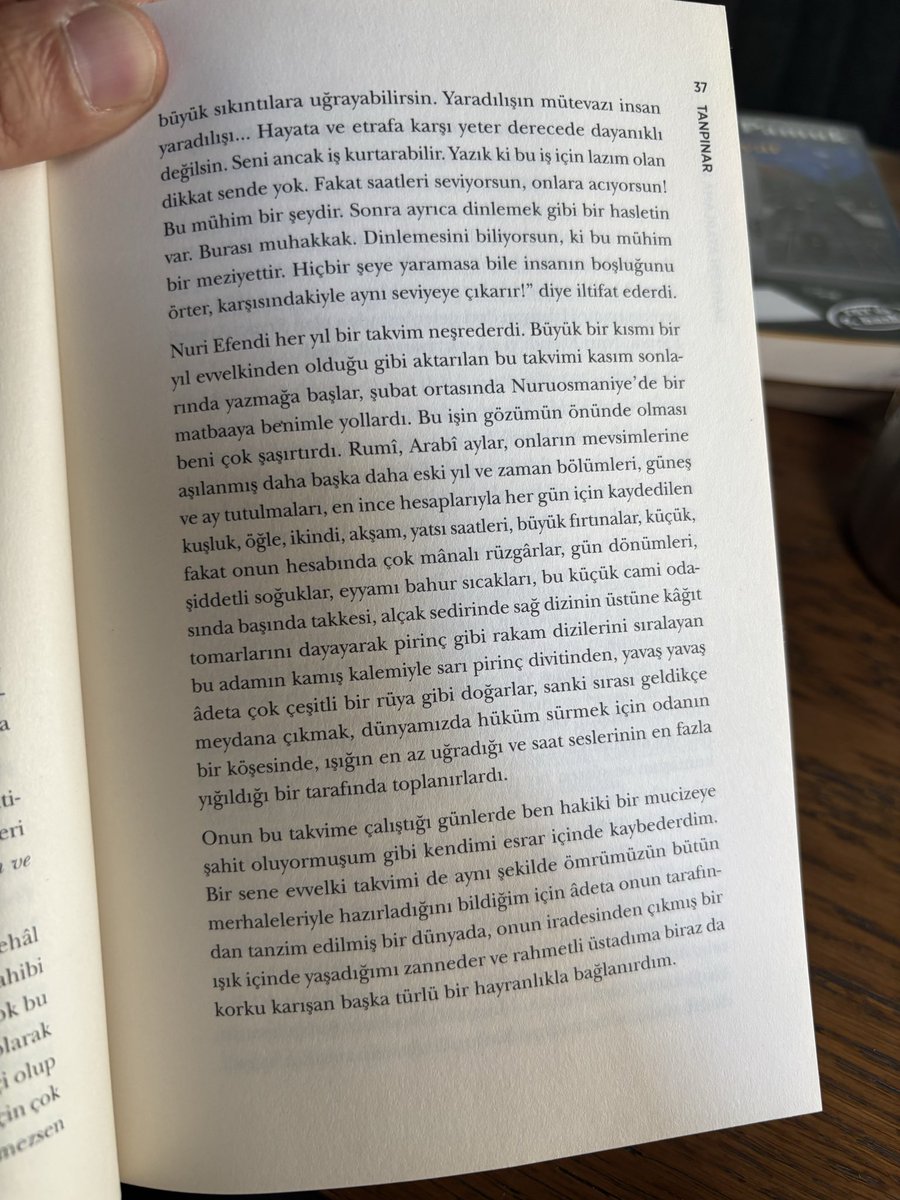 MetinKart's tweet photo. Sonra dinlemek gibi bir hasletin var.Burası muhakkak.Dinlemesini biliyorsun, ki bu mühim bir meziyettir.Hiç bir şeye yaramasa bile insanın boşluğunu örter,karşısındakiyle aynı seviyeye çıkarır! https://t.co/Rt4WHH73fV
