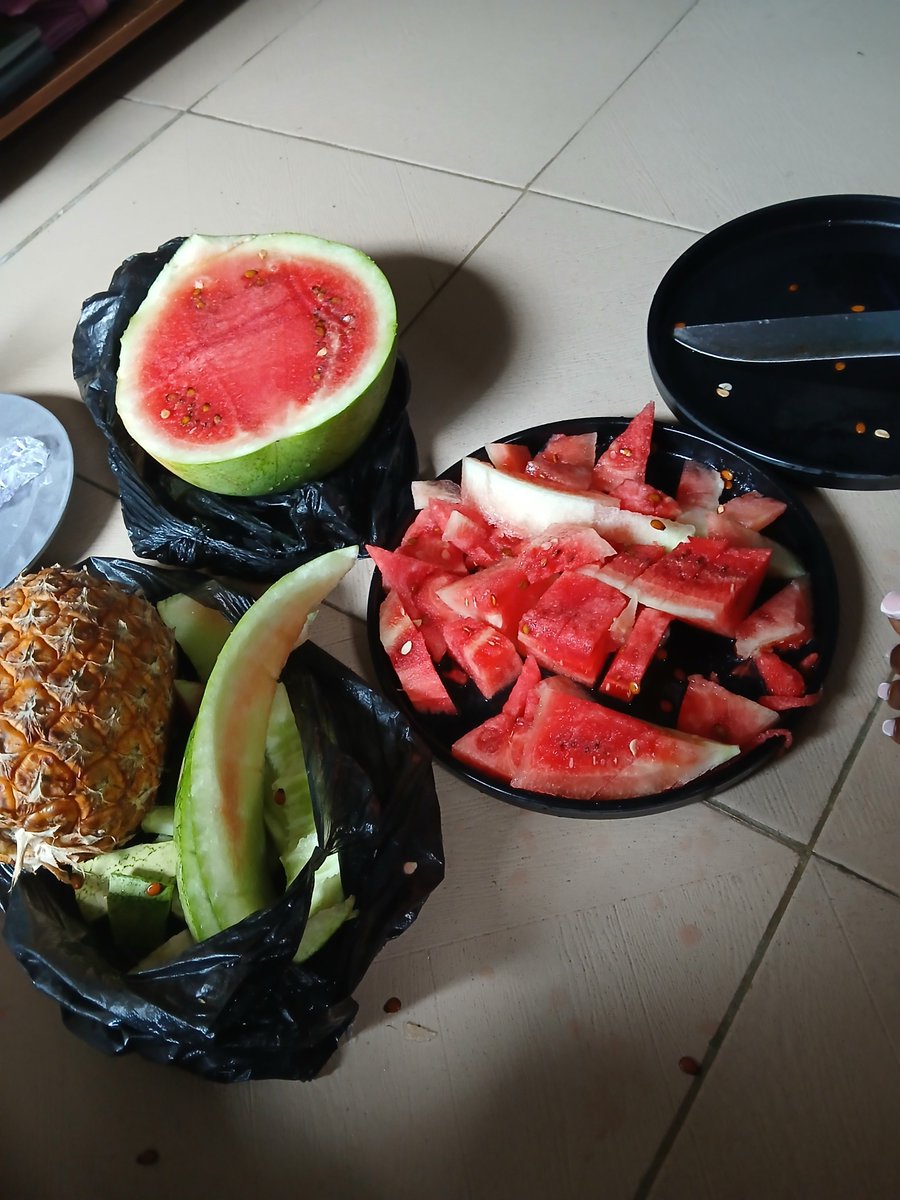 WhiteGOAT_1's tweet photo. Happy Sunday mutuals eat fruit and stay healthy 🍉🍍
#UDO✌️ https://t.co/CKMdzxRECY