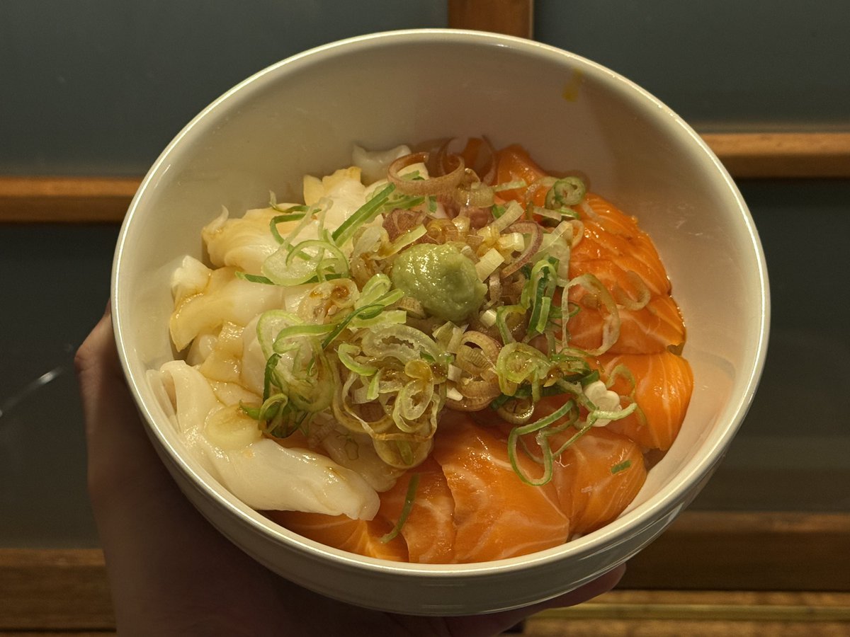FlyingBullfight's tweet photo. ムカつくから海鮮丼作った🐟🐟🐟🐟🐟 https://t.co/8rm4NtgLrD