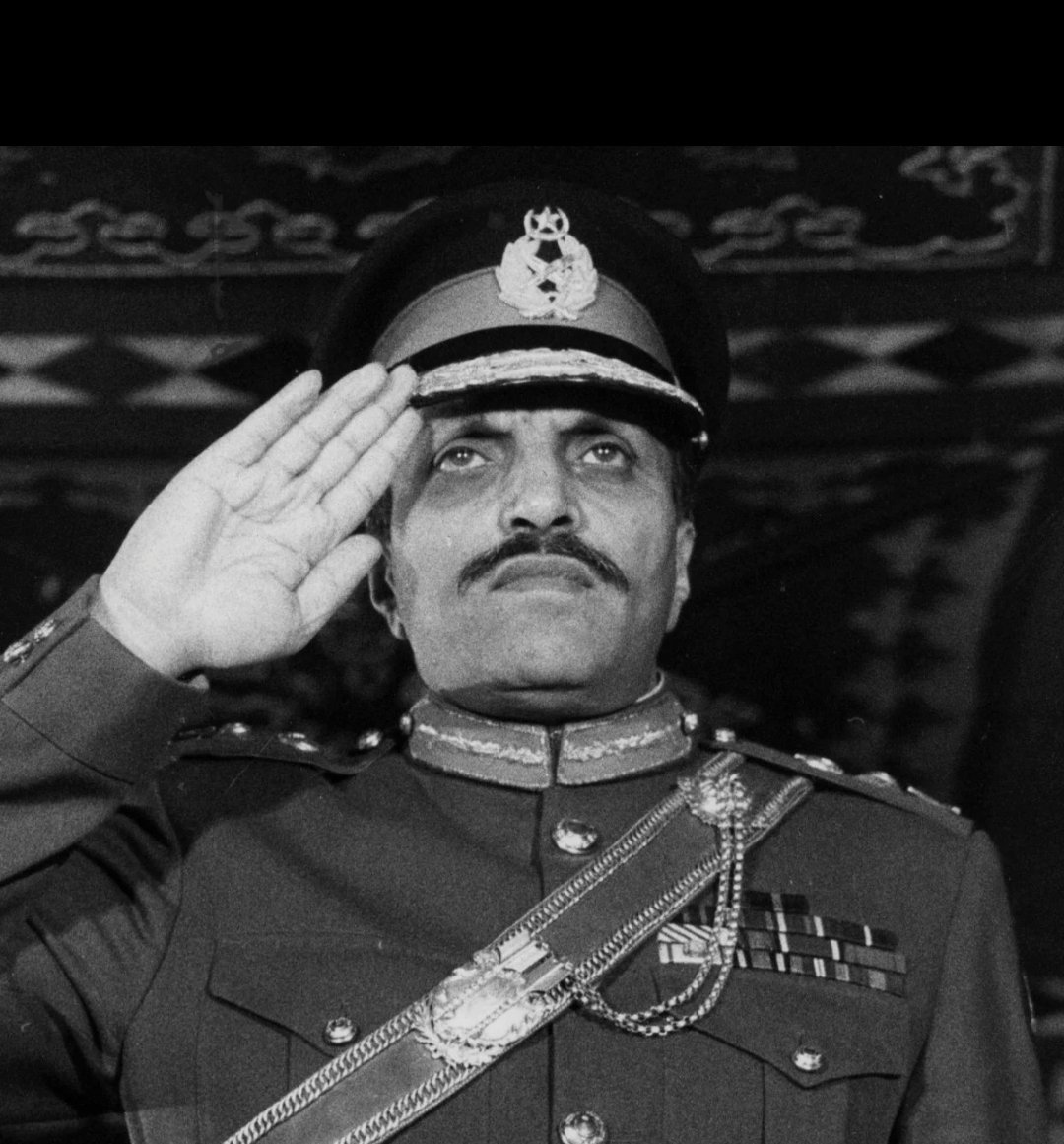 NadTass's tweet photo. 5 جولائی 1977 
پاکستان کی تاریخ کا سیاہ باب 
جب ایک ڈکٹیٹر جنرل ضیاء الحق نے پاکستان کے آئین کا مذاق اڑایا اور ملک میں  مارشل لاء لگا کر سرزمین بے آئین میں بدل دیا ۔

اس ڈکٹیٹر کے پالیسیوں کی قیمت آج بھی پاکستان کی بدقسمت عوام چکا رہی ہے ۔
مذہبی انتہا پسندی، فرقہ واریت، کلاشنکوف کلچر، اور نواز شریف جیسا نااہل آدمی اس جنرل ضیاء الحق کے قوم کو  دئیے ہوئے تحفے ہیں ۔