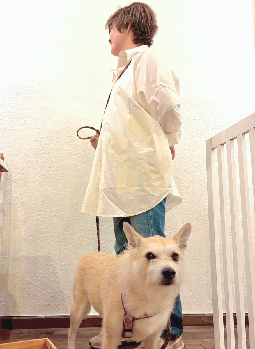 masaki_writer's tweet photo. 着てお出かけしてきた。写真だとわかりづらいかもですが桔梗の模様が映えて「どこの？」ってめっちゃ聞かれた。少しシャリ感があって肌触りと着心地最高です💓
黒も買おうかな〜　#z1_style https://t.co/xuz2FqUYSw