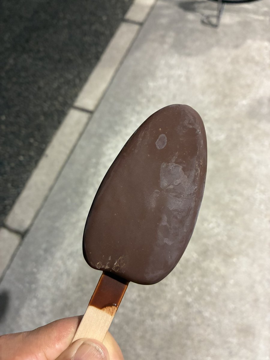 takepon252's tweet photo. 最寄りに着いたのでアイス食べながら帰ります（2連チャン） https://t.co/9VwSn8LX5B