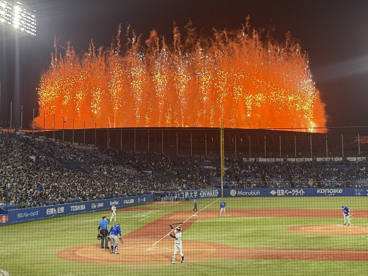 tsubami_ys55's tweet photo. 岩田の背後で大火事🔥🔥🔥
#swallows #岩田幸宏 https://t.co/kh5ABi98zp