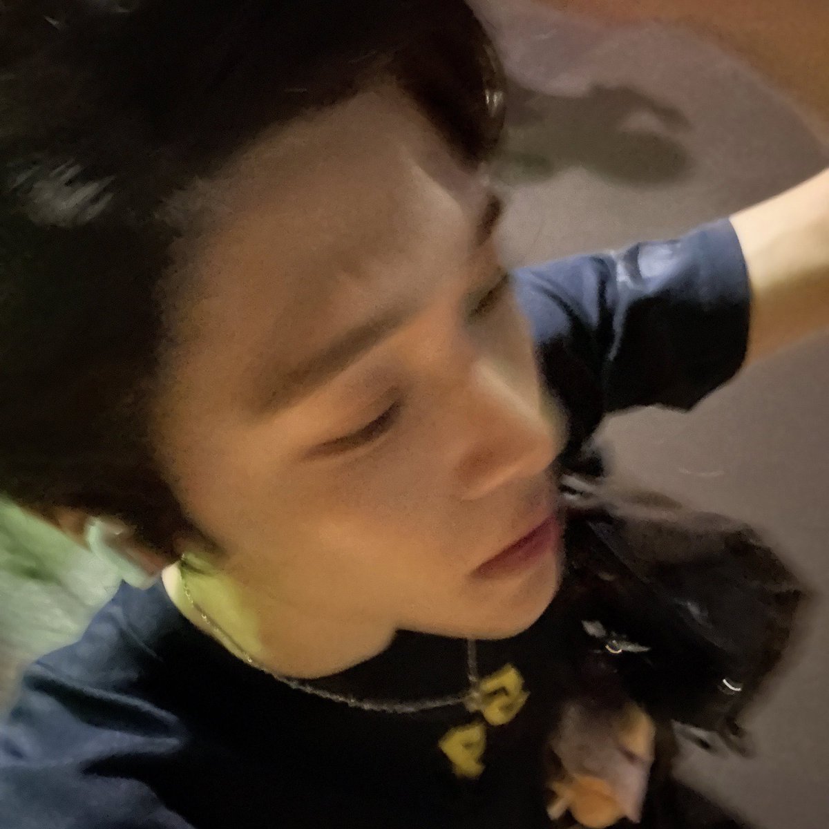 dumolpi's tweet photo. 원래 내일 도착인데 남친 몰래 일찍 가서 침대 위 인형 안고 찍은 셀카랑 같이 집주인양반 어디갔어요. 보내면 급하게 가면서 찍은 것 같은 항공샷 하나 옴 넘어지니까 폰 보지 말고 걸어오라고 치려는데 이미 현관에서 1초만에 비번 치고 들어와선 자기야앙ㅠ 가방도 안 벗고 냅다 안기시겠죠 https://t.co/UF9r59Mfc1